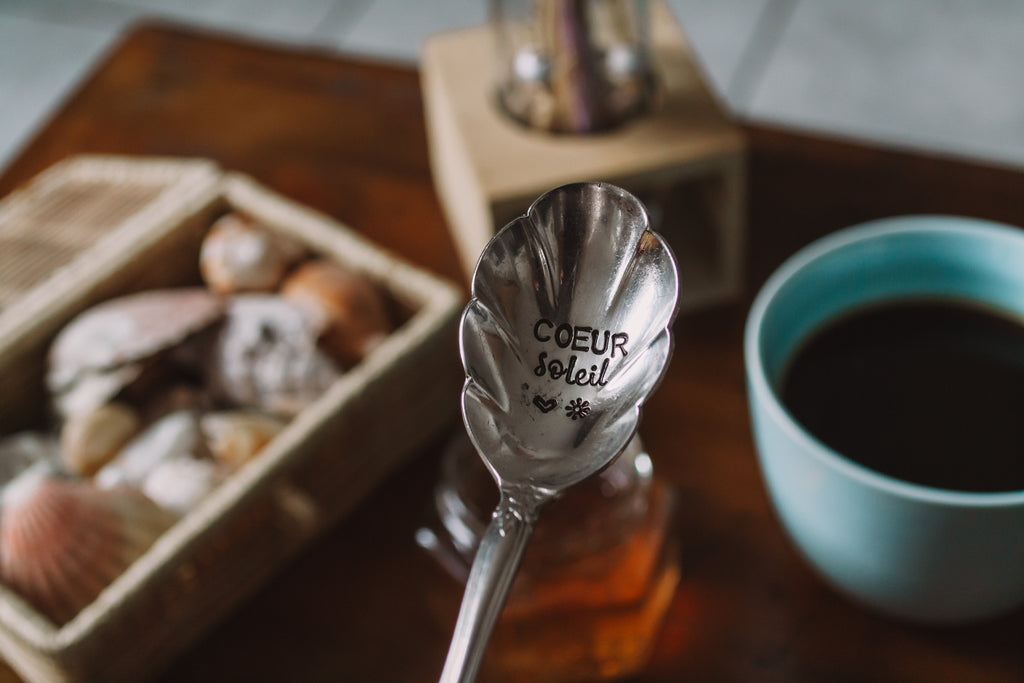 Cuillère coquillage "COEUR soleil" - sous le sable design - grisbleu