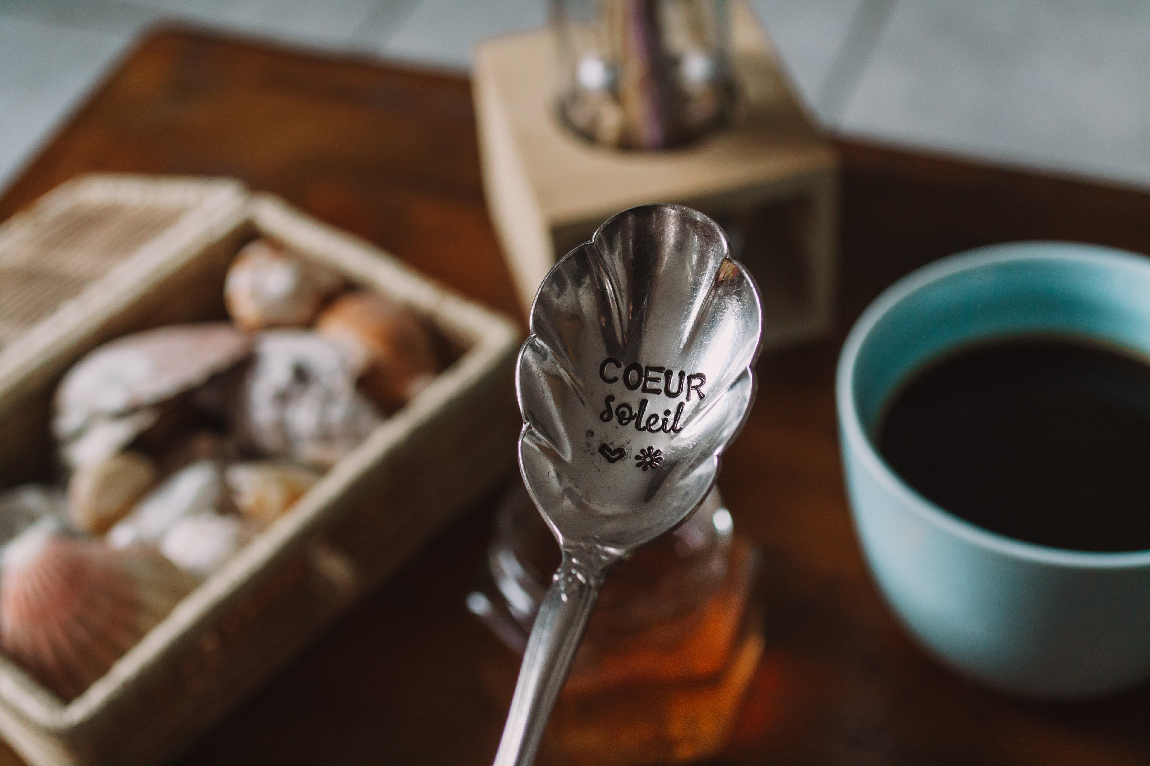 Cuillère coquillage "COEUR soleil" - sous le sable design - grisbleu