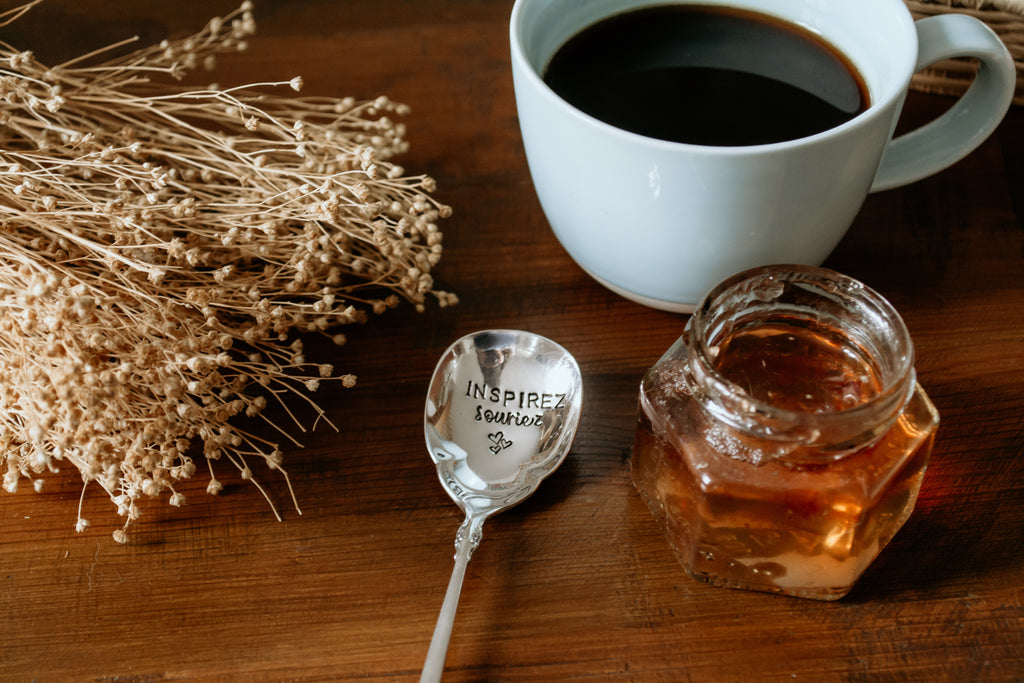 Cuillère atypique "INSPIREZ souriez" - sous le sable design - grisbleu