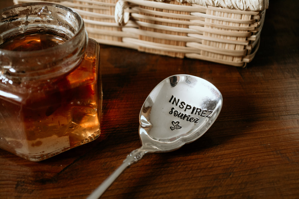 Cuillère atypique "INSPIREZ souriez" - sous le sable design - grisbleu