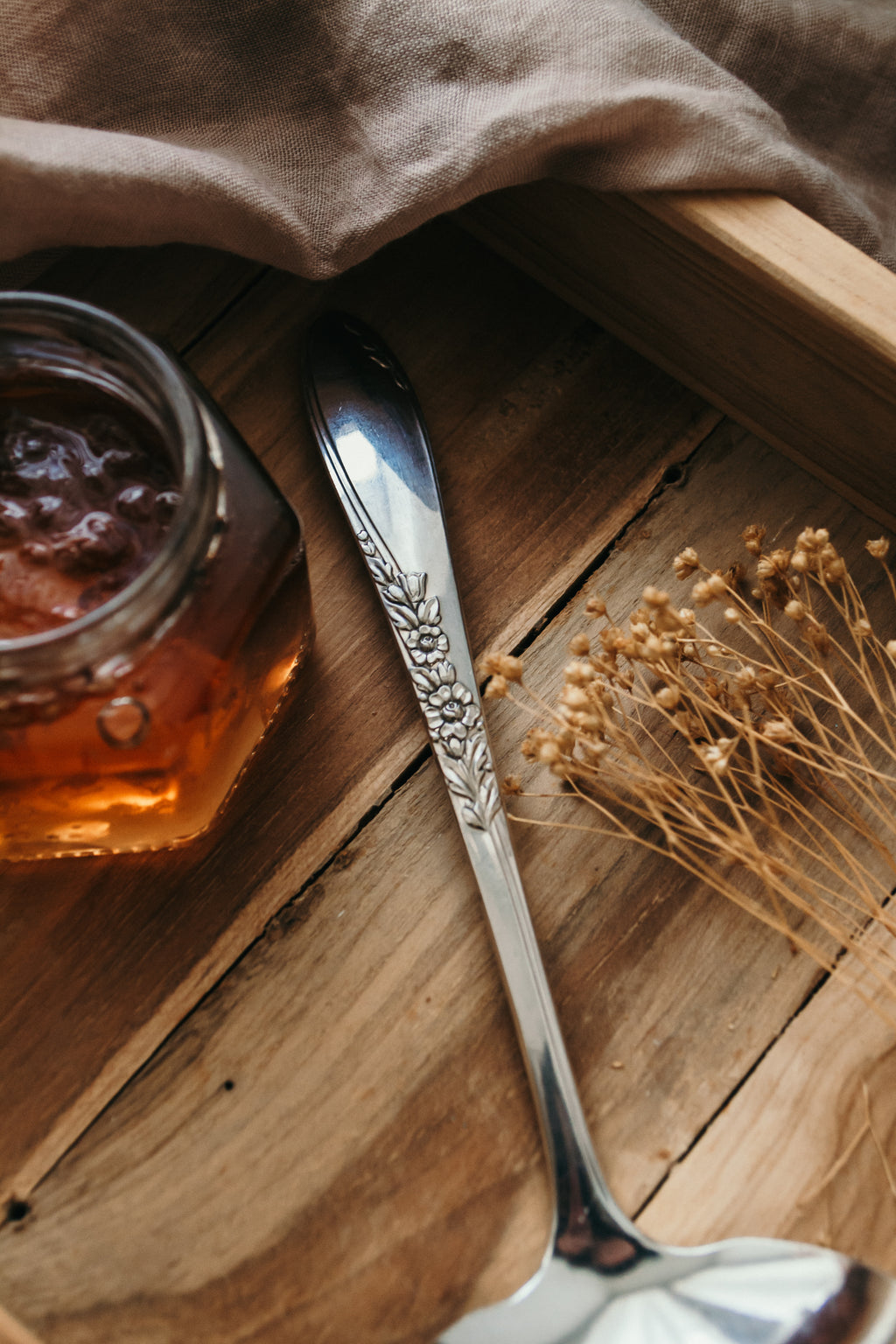 Manche de petite louche, pot de confiture, plateau de petit-déjeuner