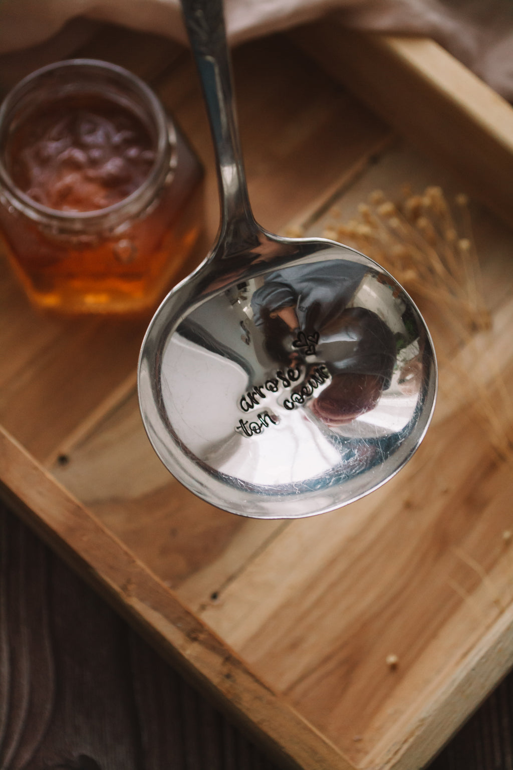 Zoom gravure petite louche vintage gravée à la main 