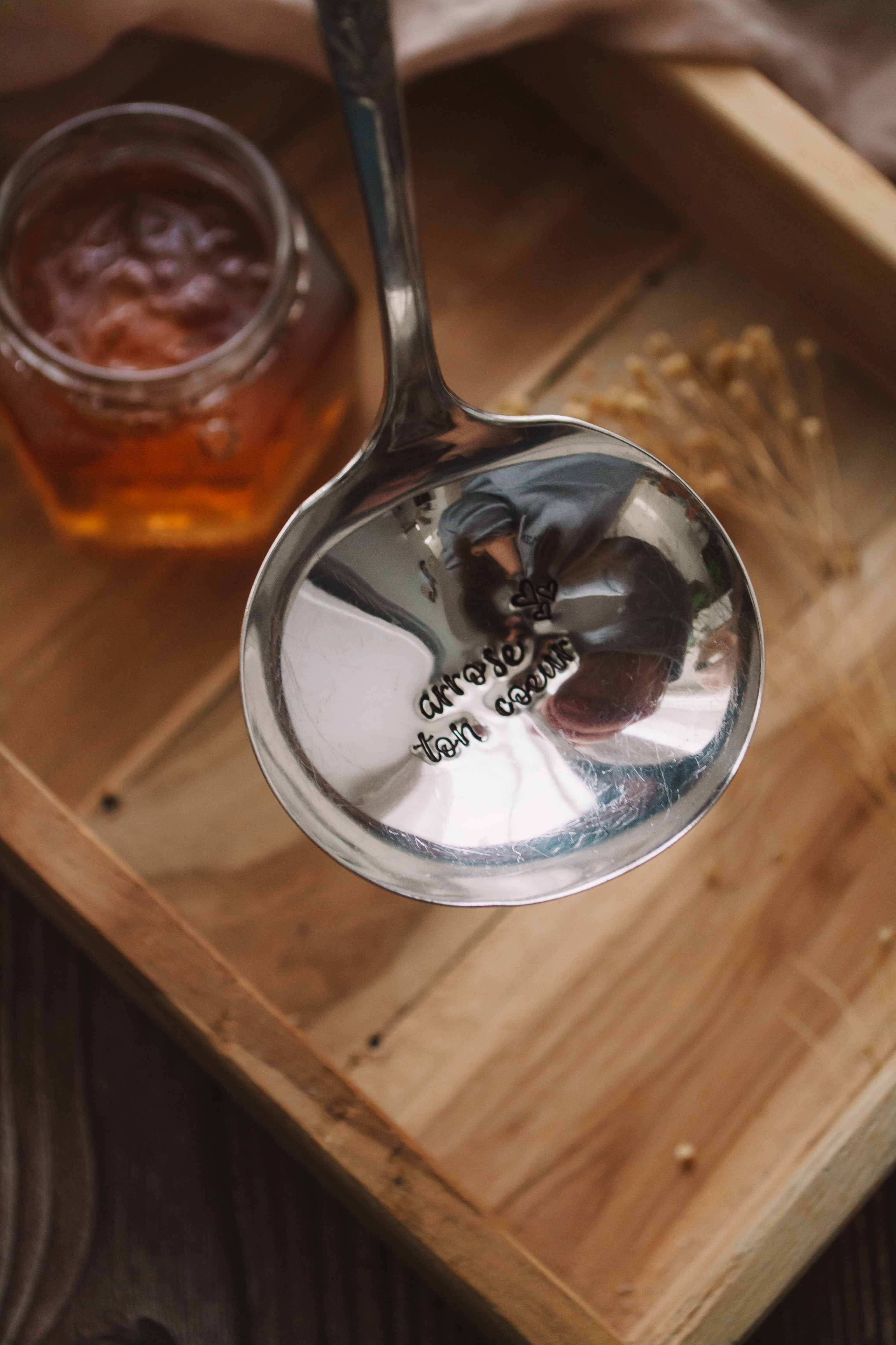 Zoom gravure petite louche vintage gravée à la main 