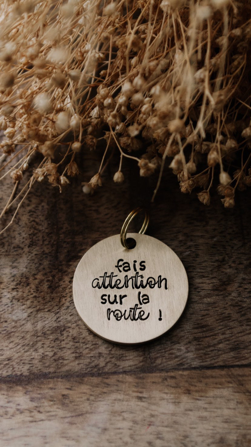 Porte-clé rond "Fais attention sur la route" - sous le sable design - grisbleu