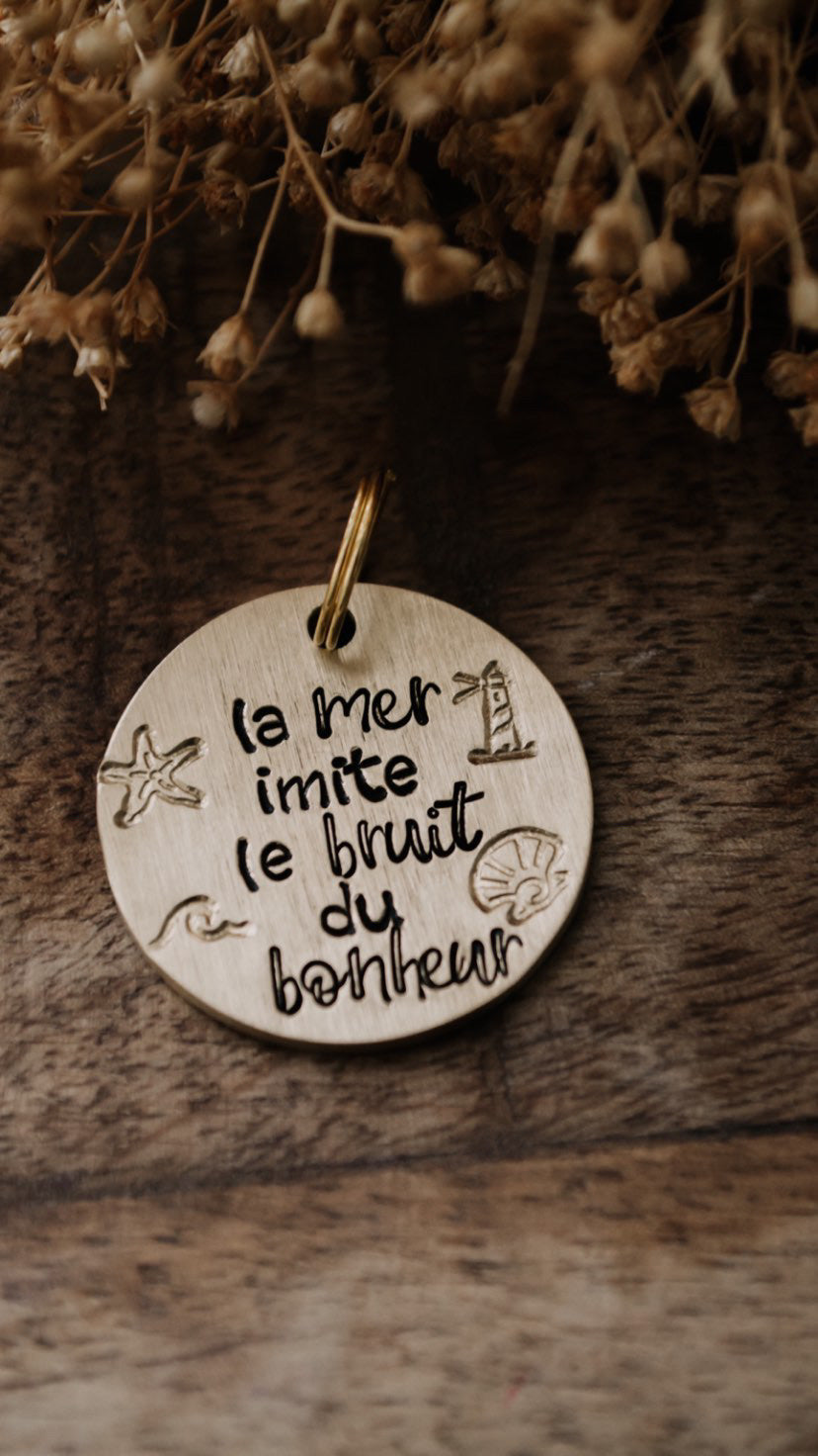Porte-clé "la mer imite le bruit du bonheur" - sous le sable design - grisbleu