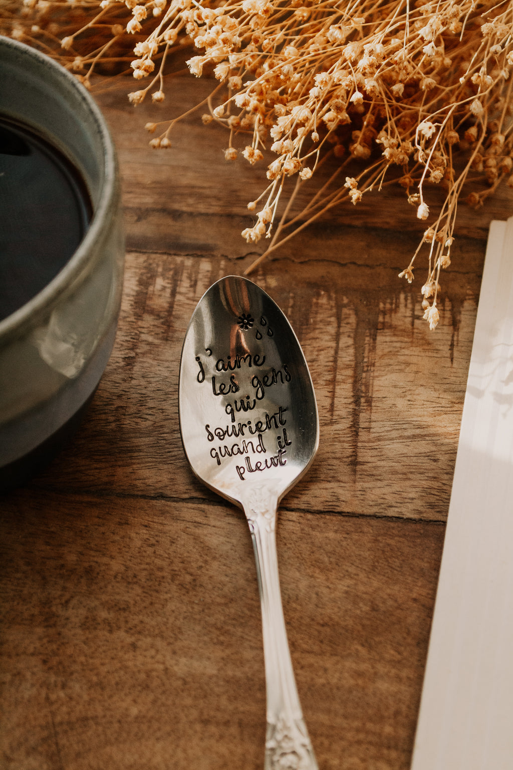 Cuillère "j'aime les gens qui sourient quand il pleut" - sous le sable design - grisbleu