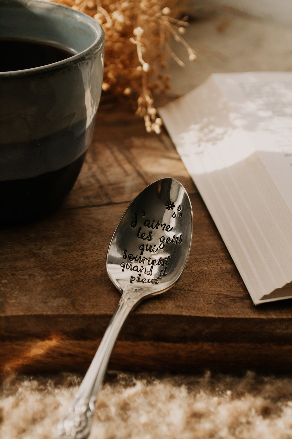 Cuillère "j'aime les gens qui sourient quand il pleut" - sous le sable design - grisbleu