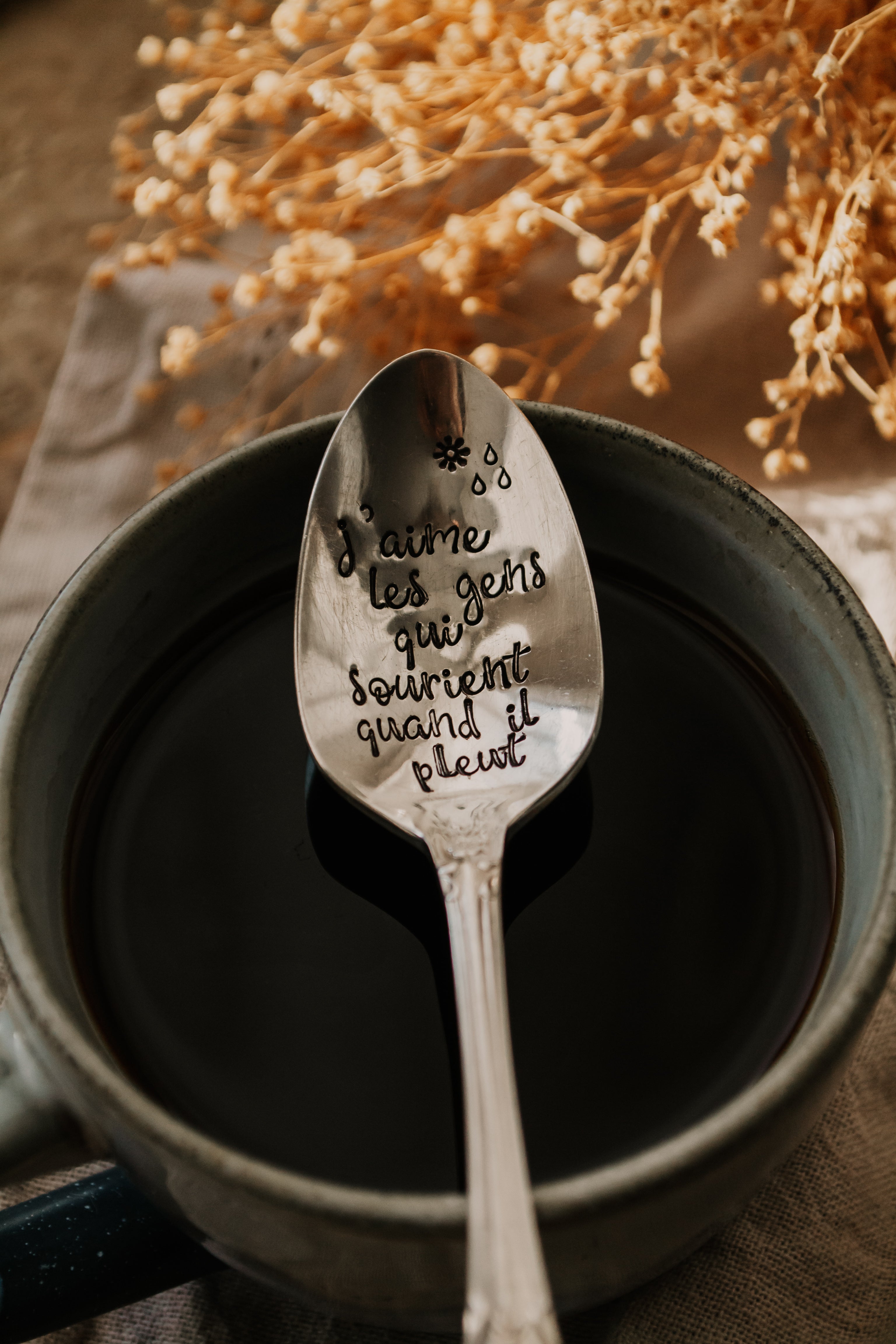 Cuillère "j'aime les gens qui sourient quand il pleut" - sous le sable design - grisbleu