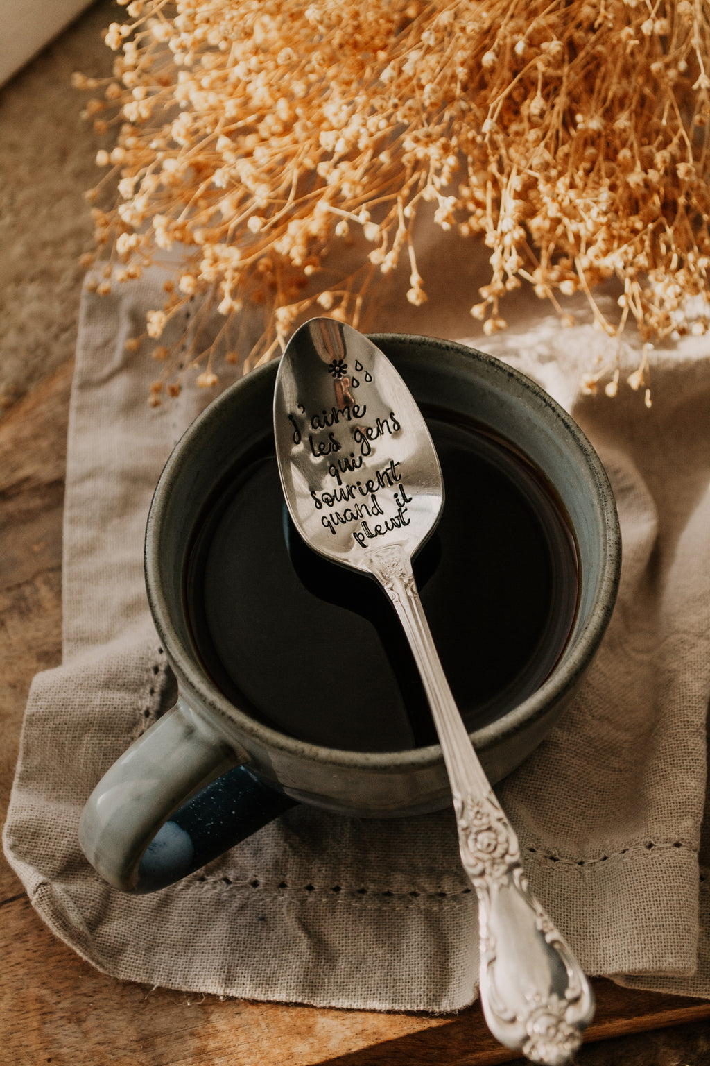 Cuillère "j'aime les gens qui sourient quand il pleut" - sous le sable design - grisbleu