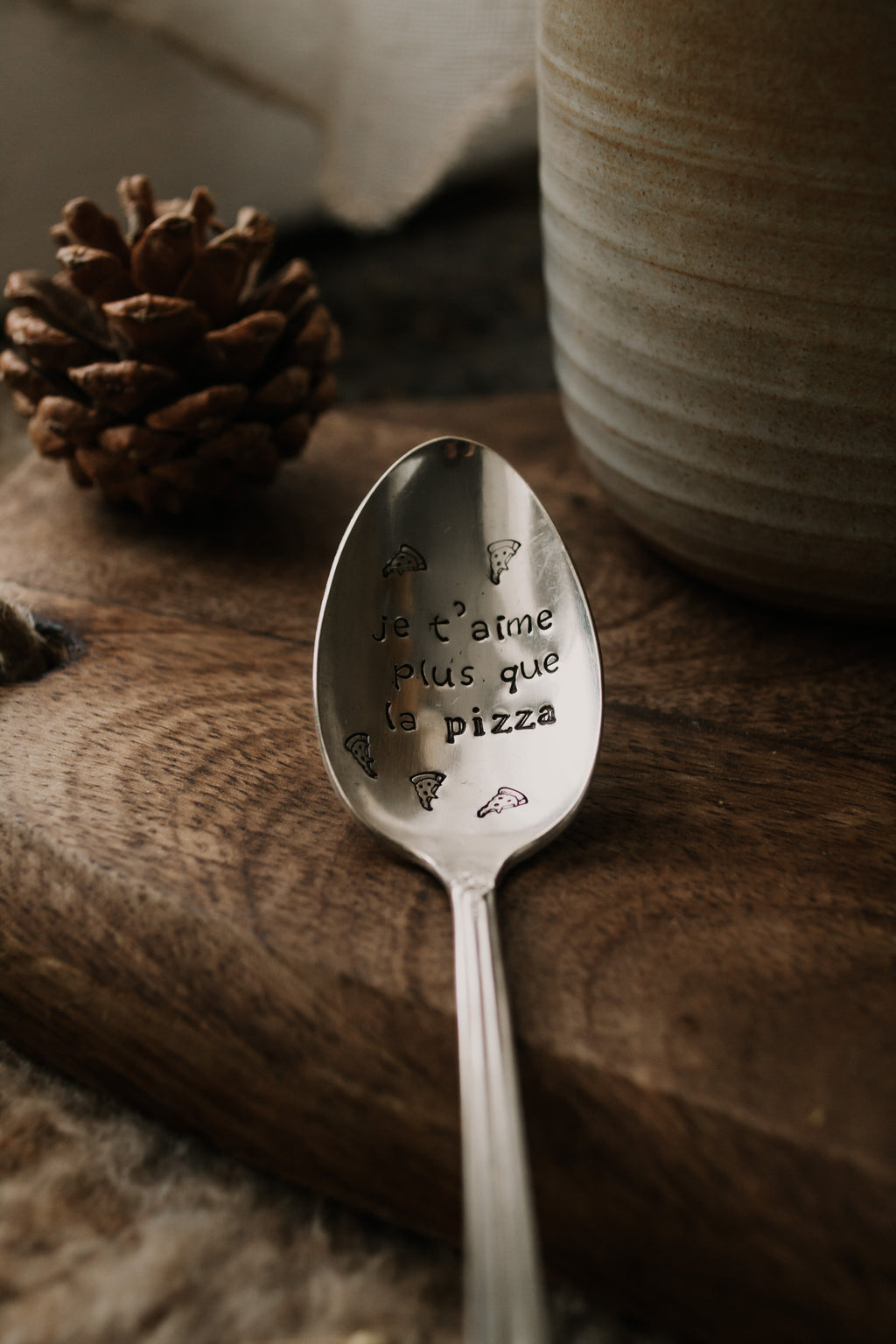 Cuillère " je t'aime plus que la pizza" - sous le sable design - grisbleu