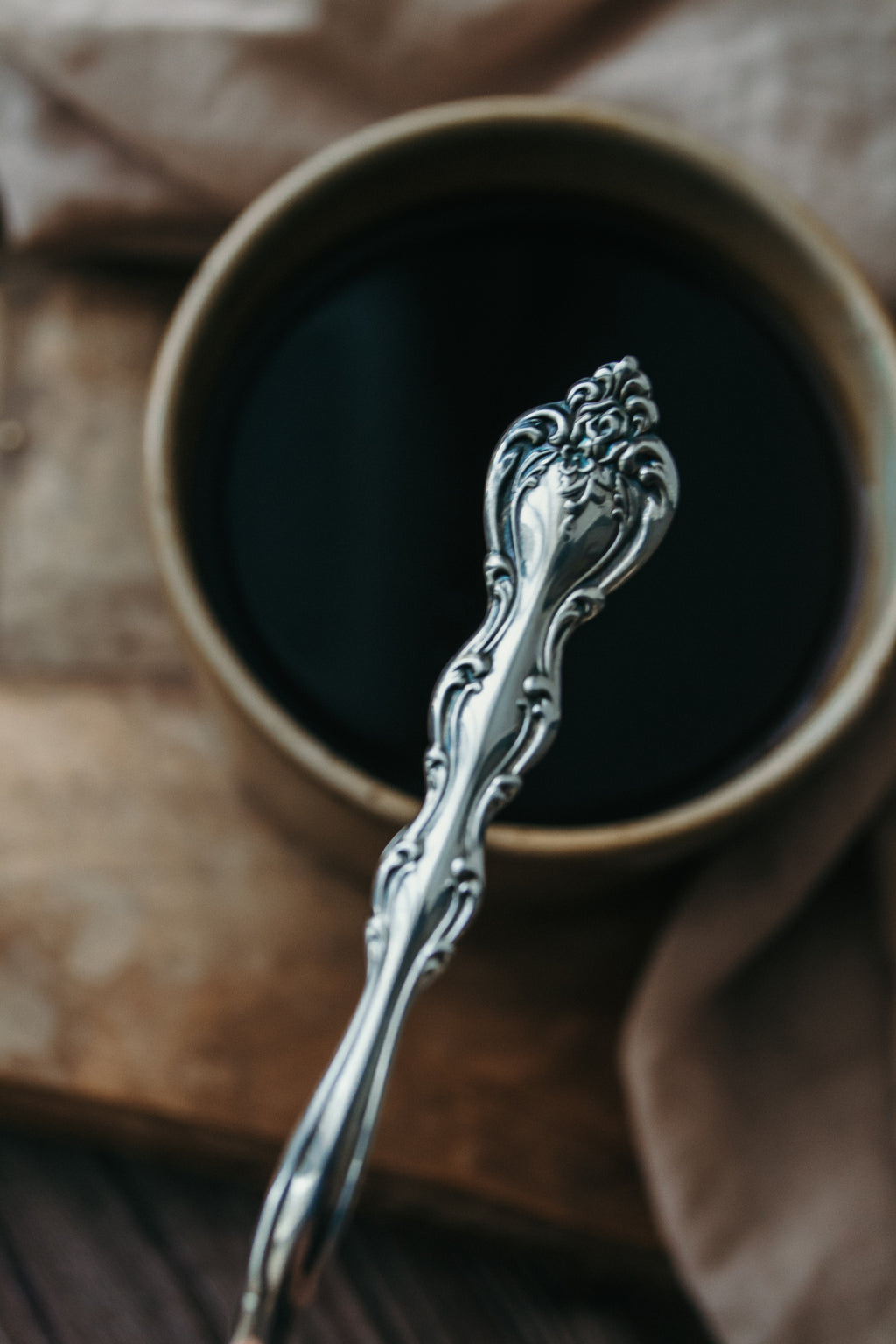 Manche de cuillère et tasse de café