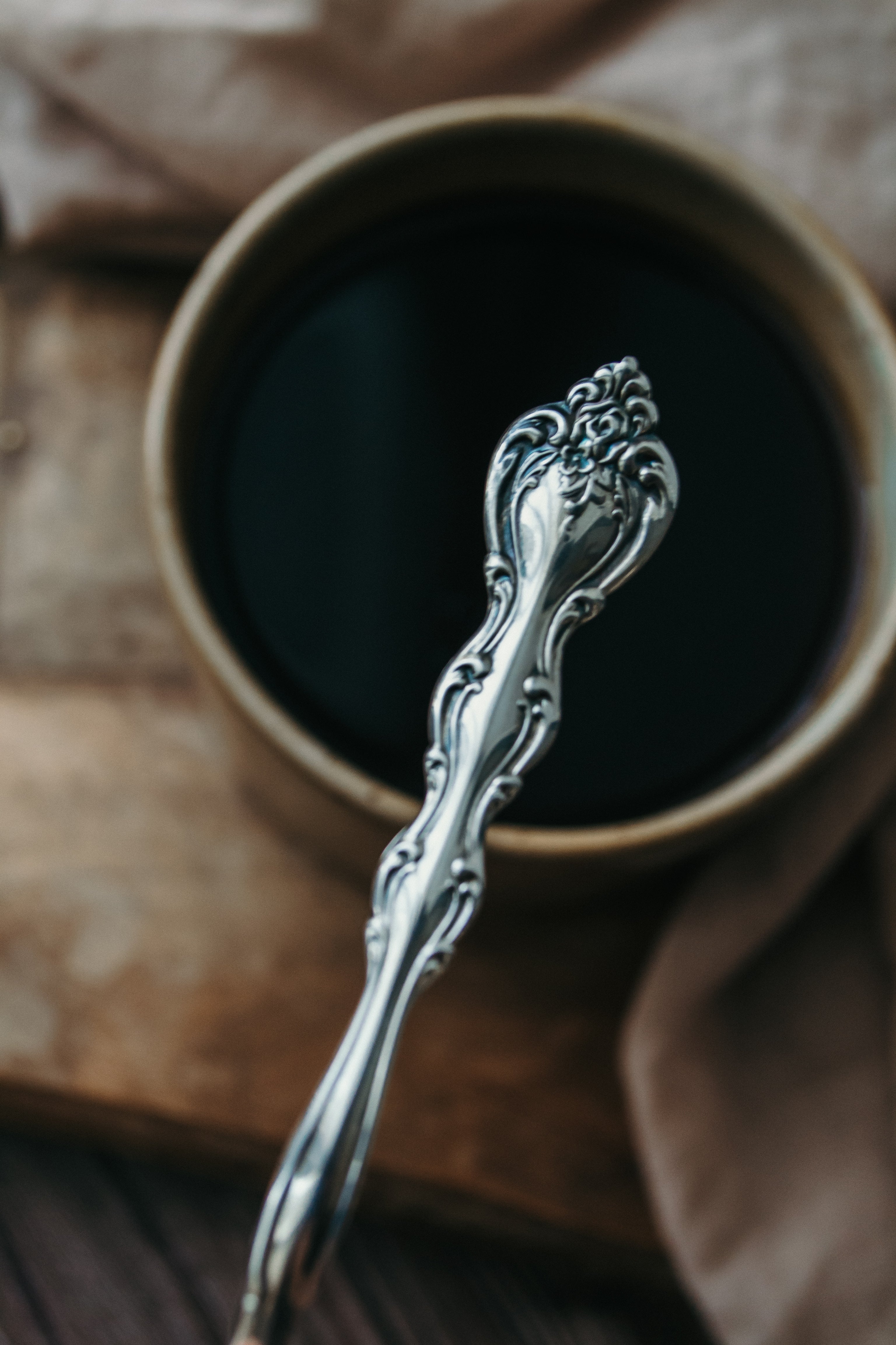 Manche de cuillère et tasse de café