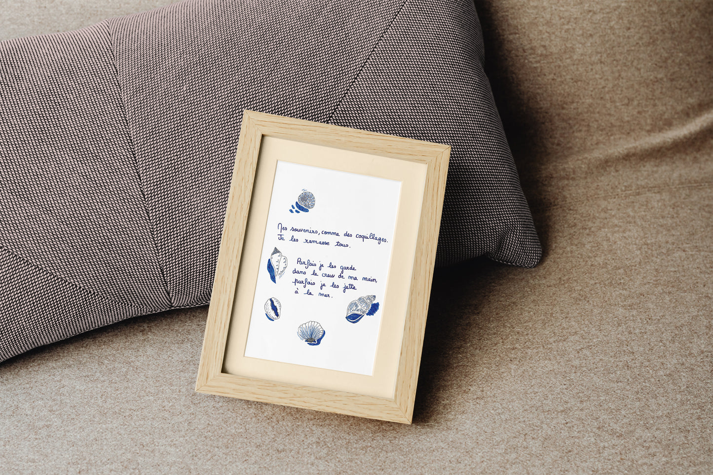 Illustration "Mes souvenirs, comme des coquillages" - Grisbleu - sous le sable design - grisbleu