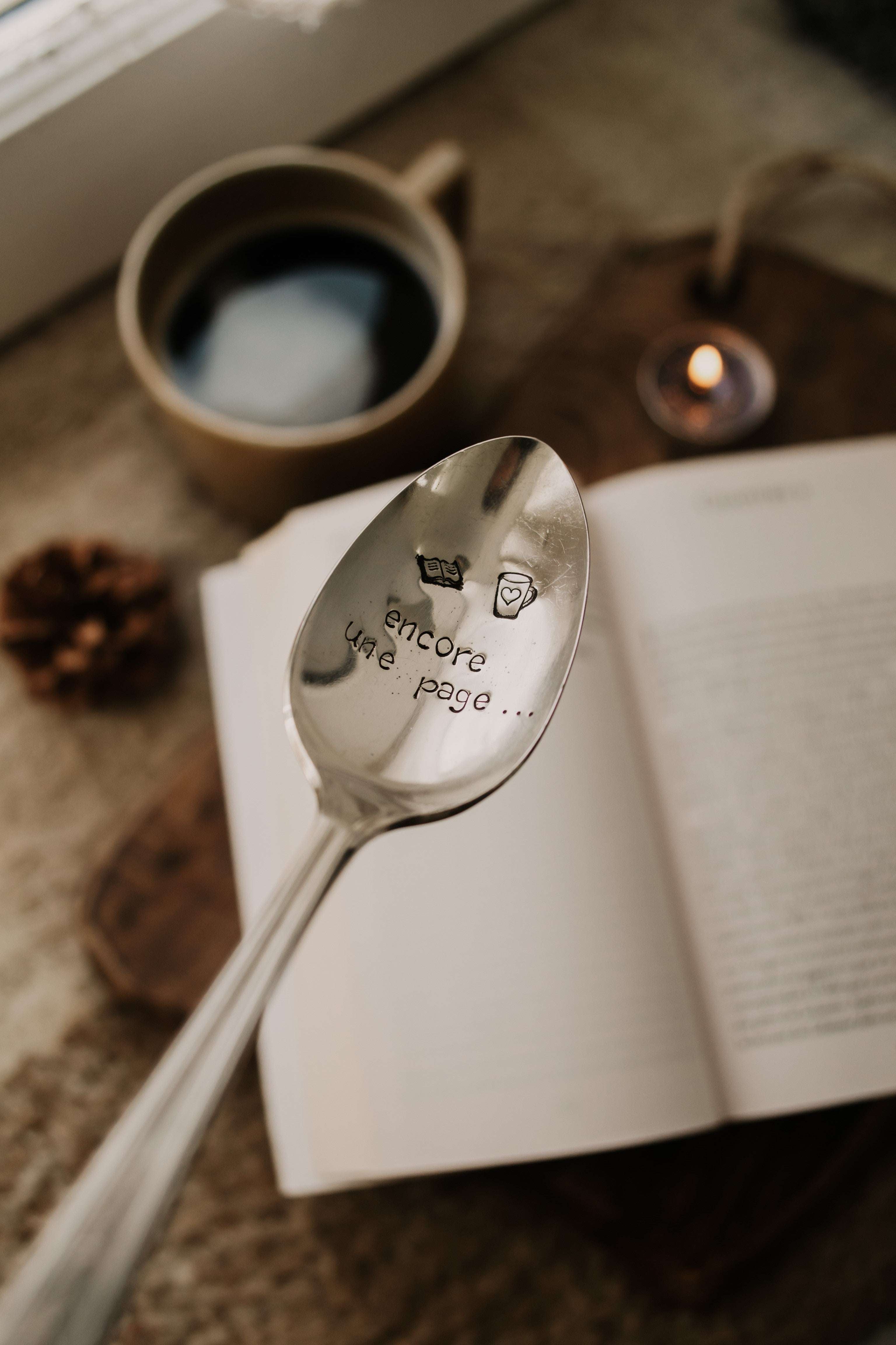 Cuillère "Encore une page ..." - sous le sable design - grisbleu