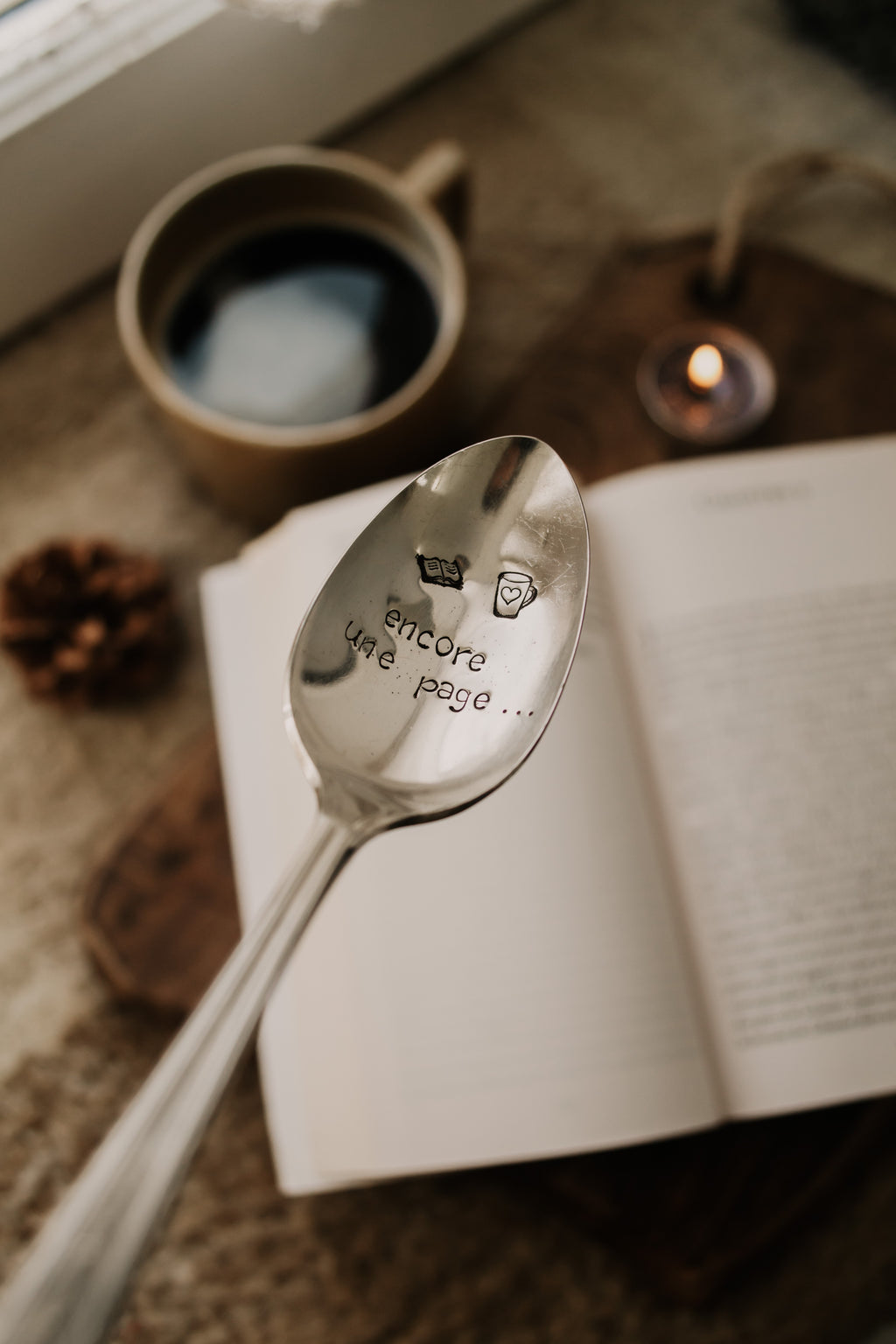 Cuillère "Encore une page ..." - sous le sable design - grisbleu