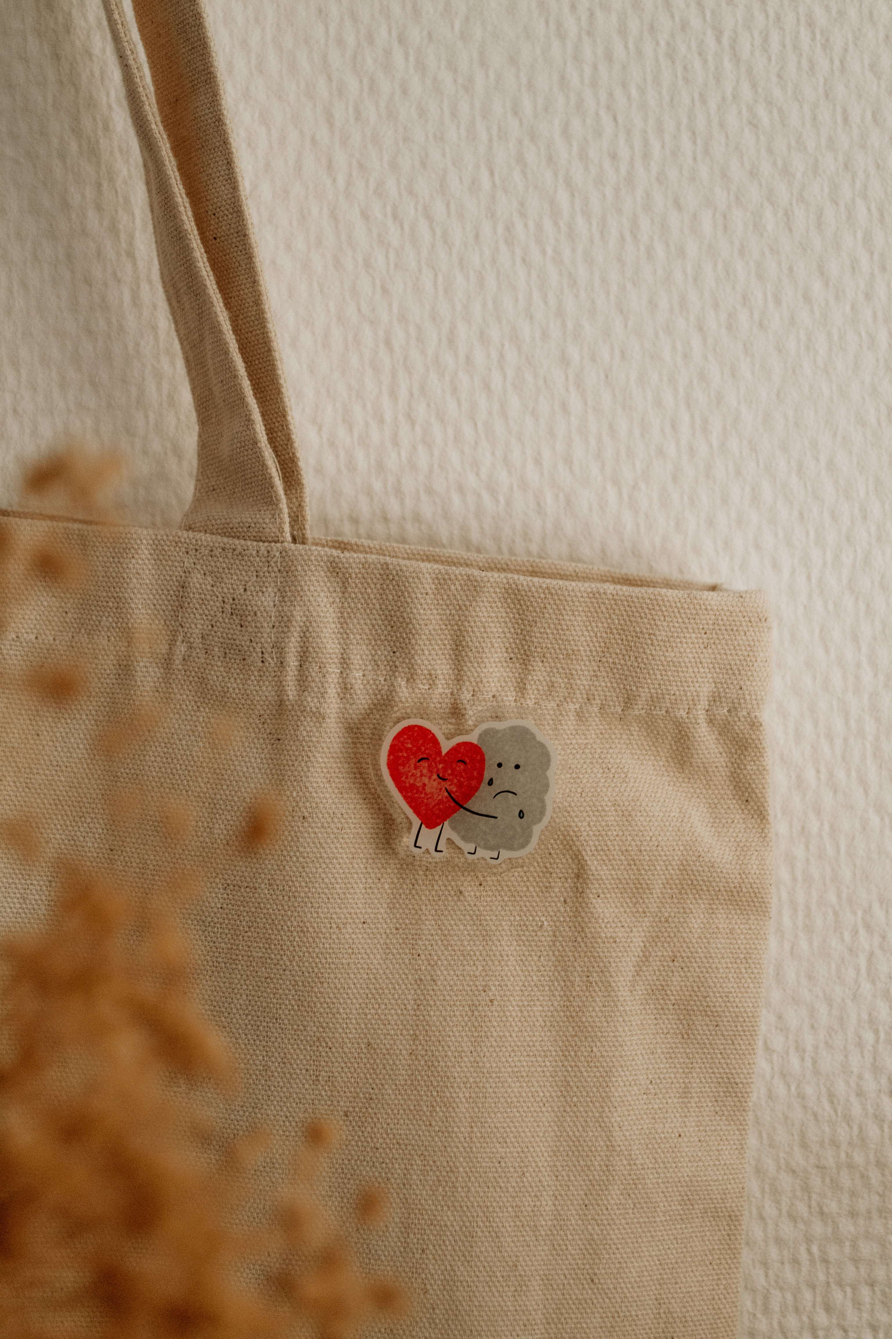 Pin's "coeur nuage" grisbleu sur totebag en coton et fleurs séchées 