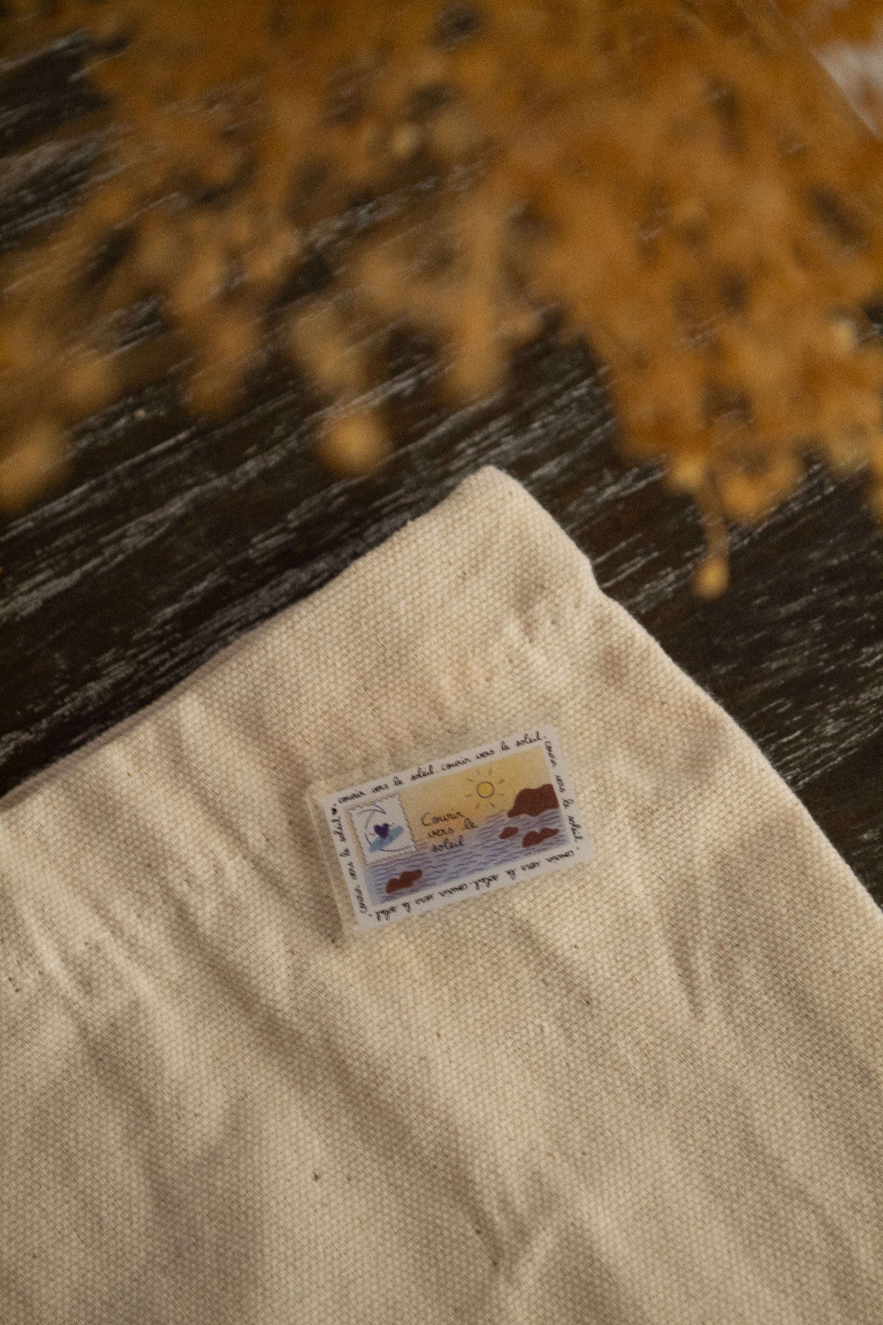 Pin's sur un totebag courir vers le soleil 