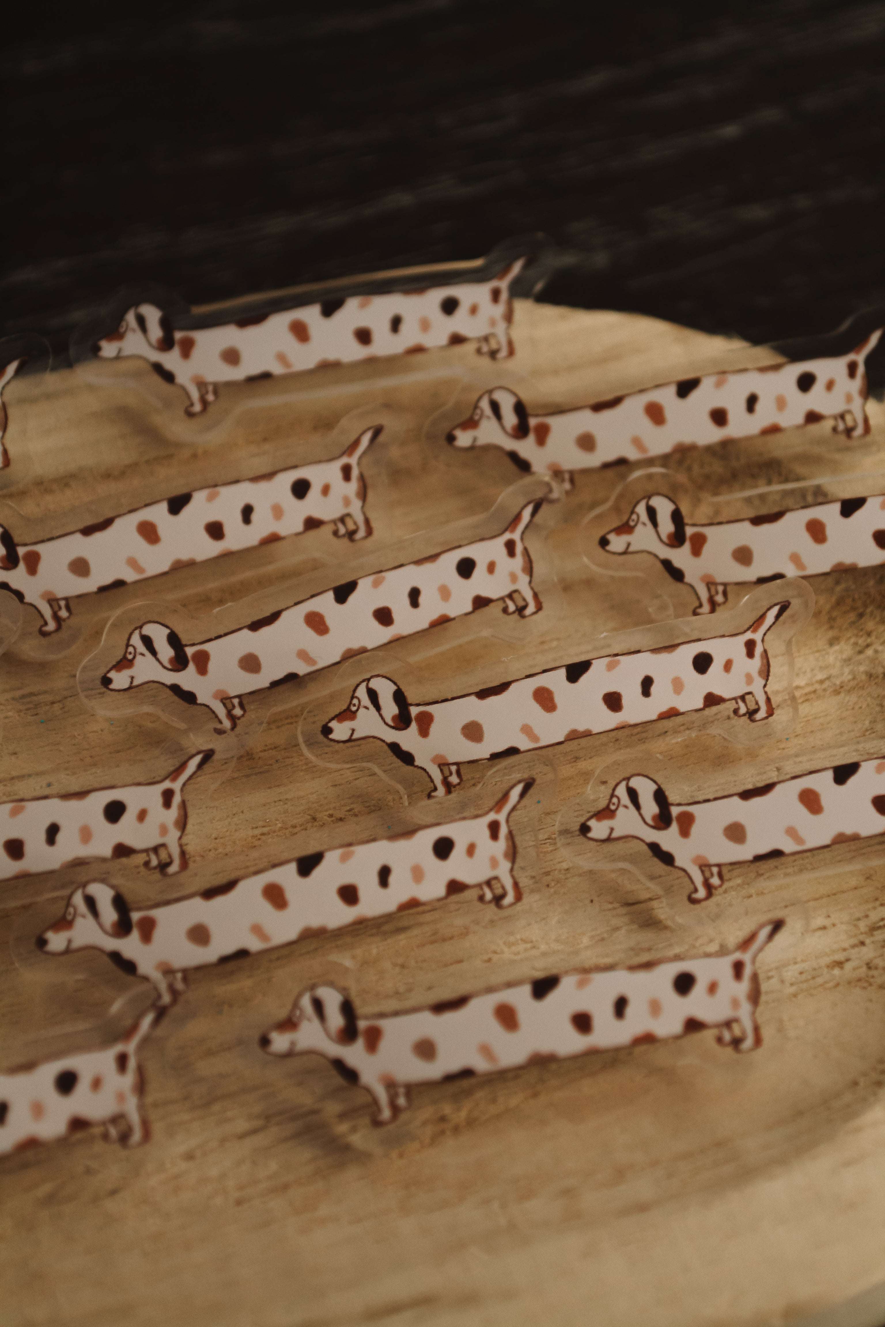 plein de pin's toutou en acrylique sur support en bois