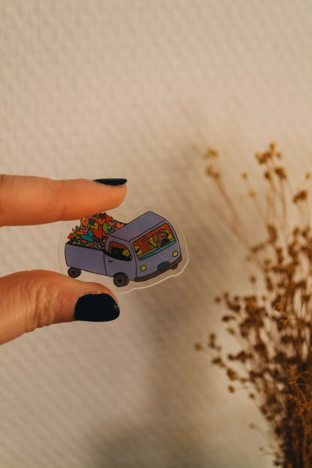 main qui tient pins cargaison d'amour avec fleurs séchées en décoration
