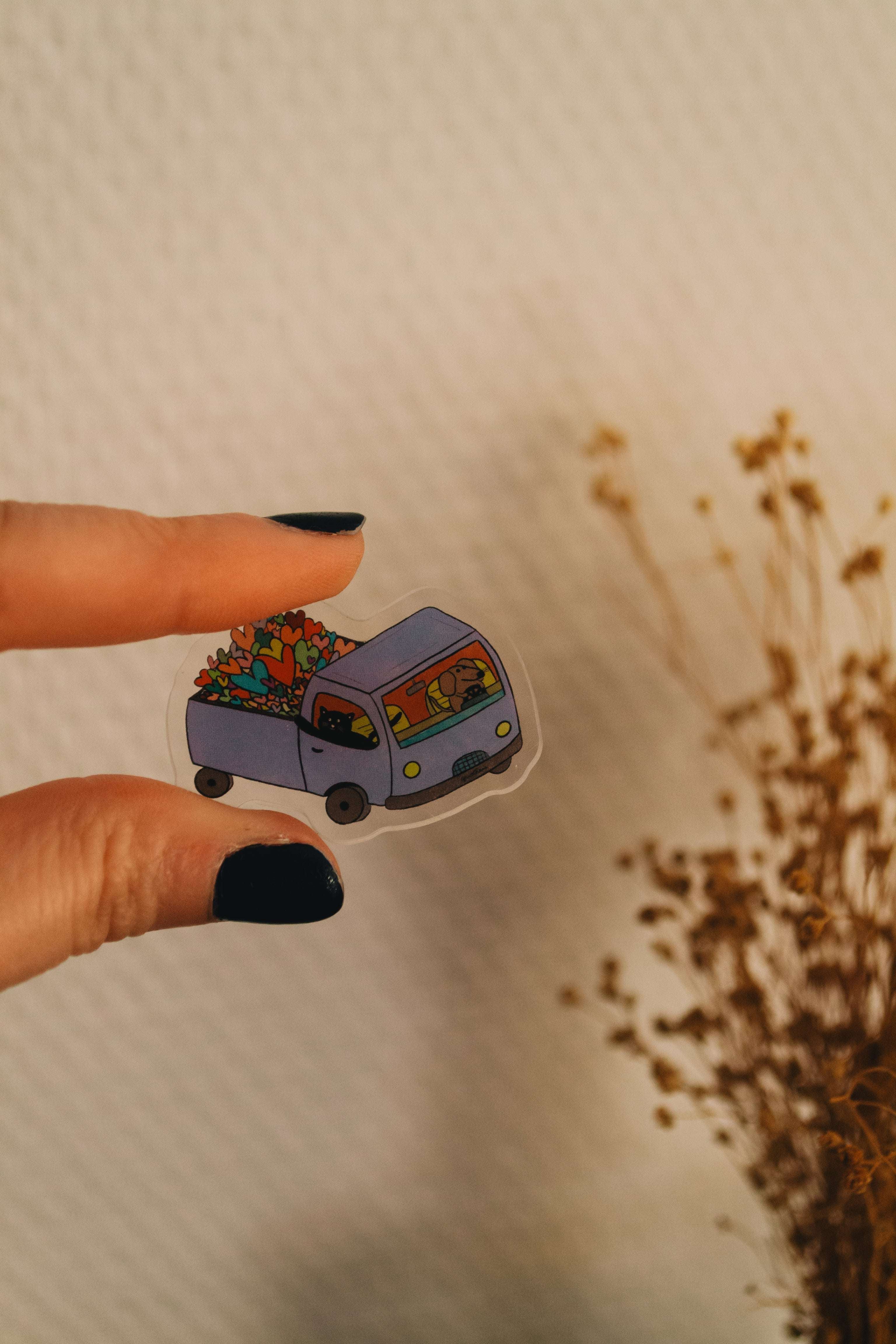 main qui tient pins cargaison d'amour avec fleurs séchées en décoration