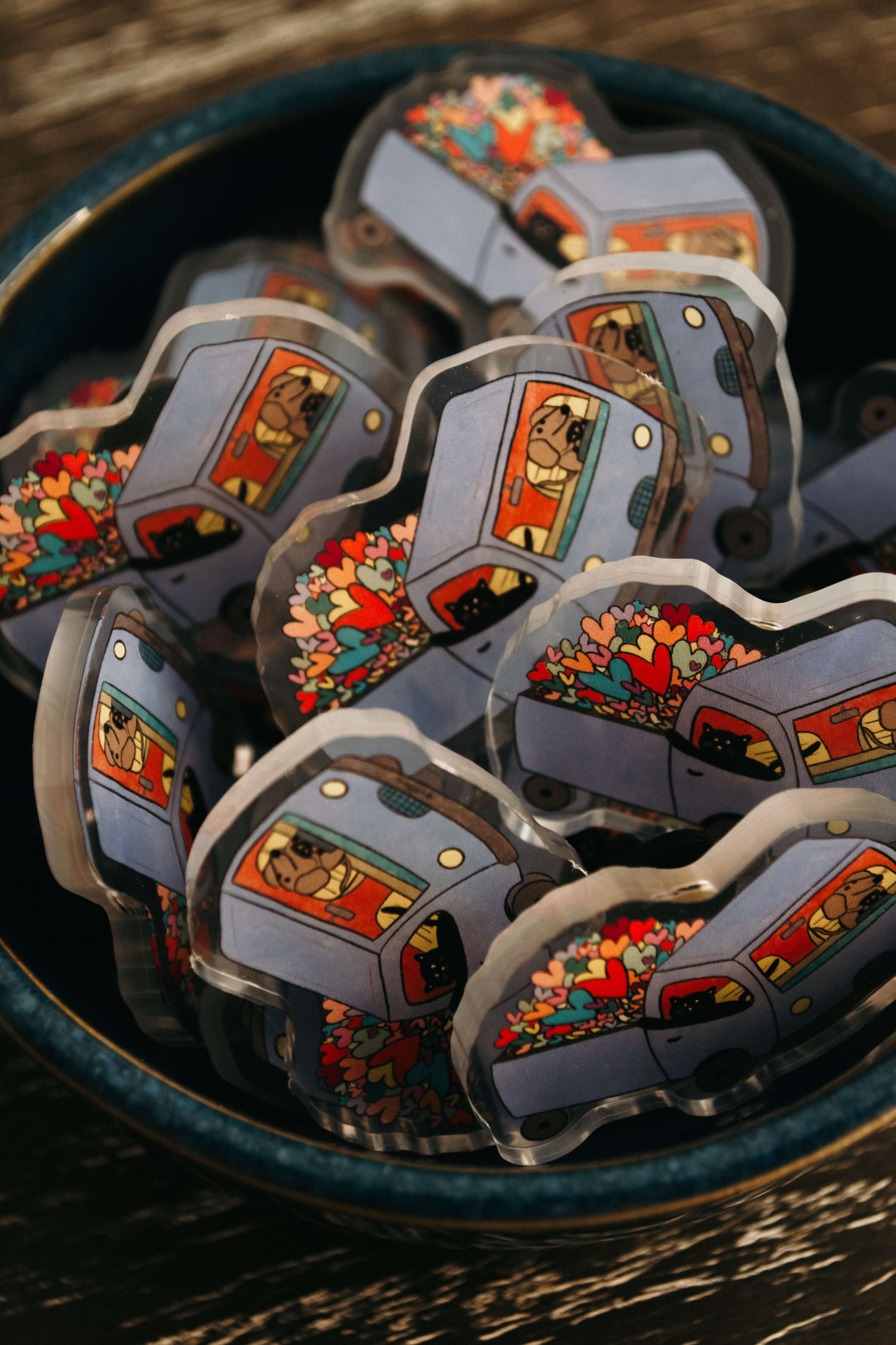 Plein de pin's cargaison d'amour - dessin chien et chat qui livre un camion plein de coeurs 