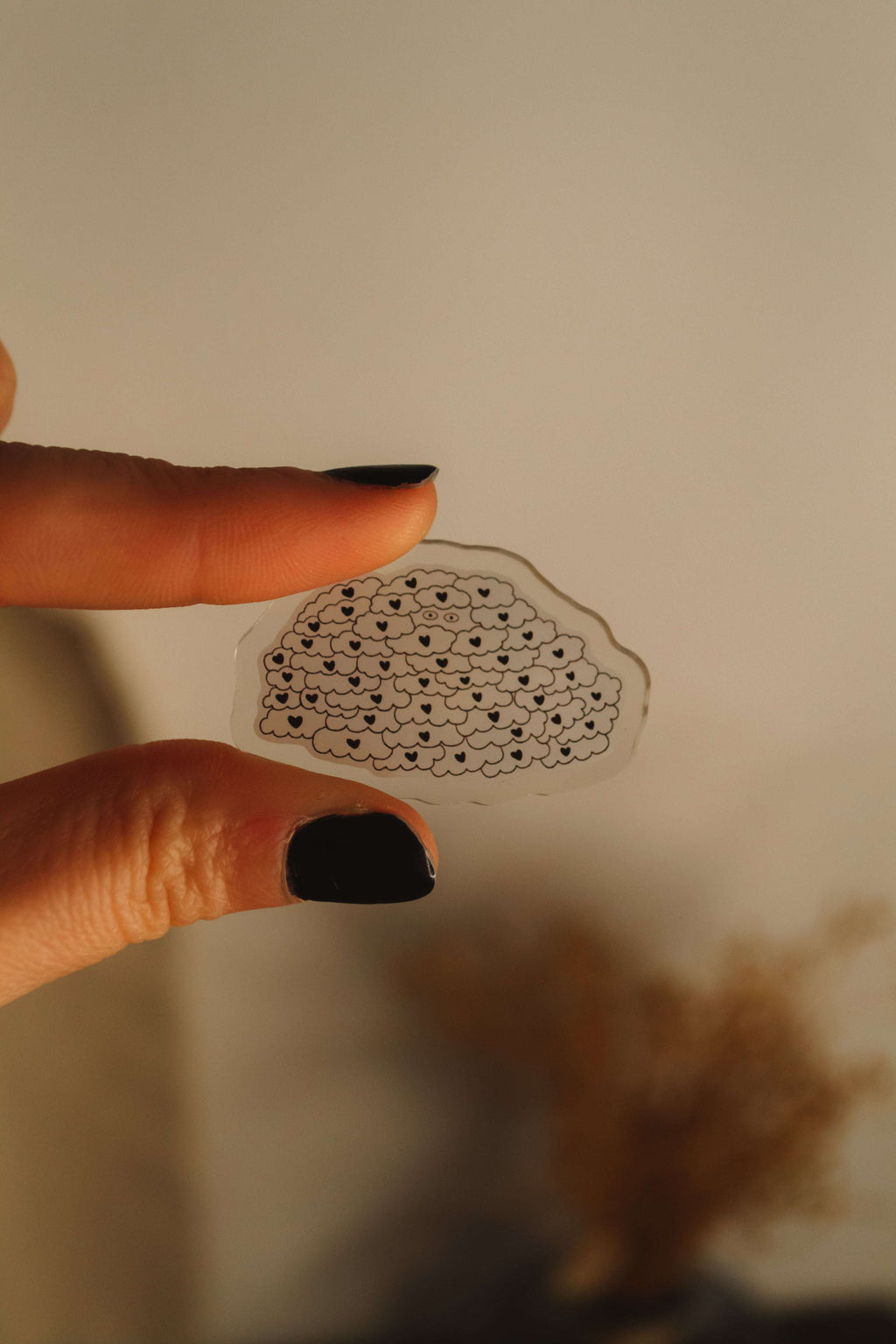 Main qui tient pins en acrylique - bonhomme sous une pluie de coeurs