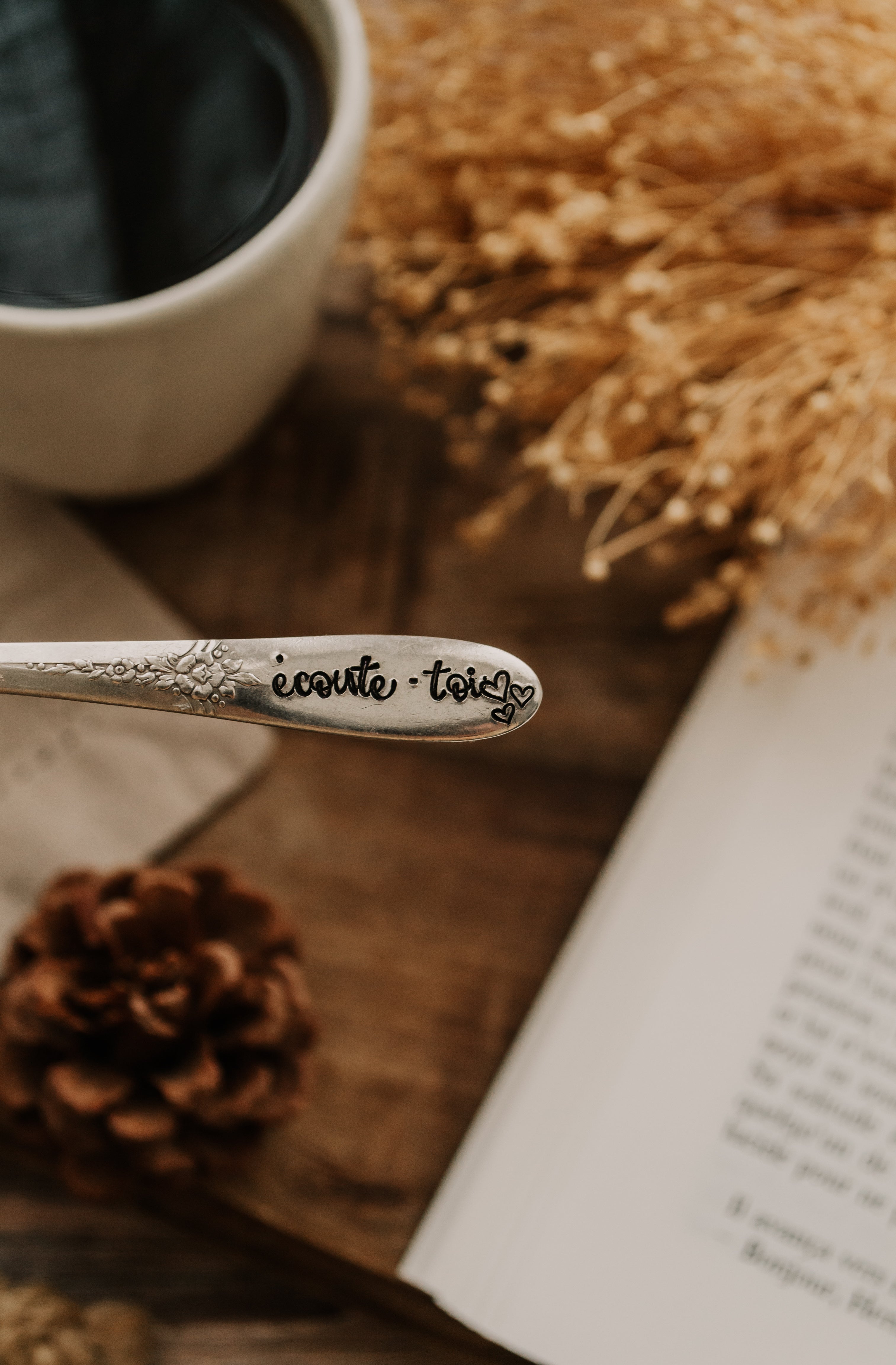 Porte-clé fleuri "écoute-toi" - sous le sable design - grisbleu