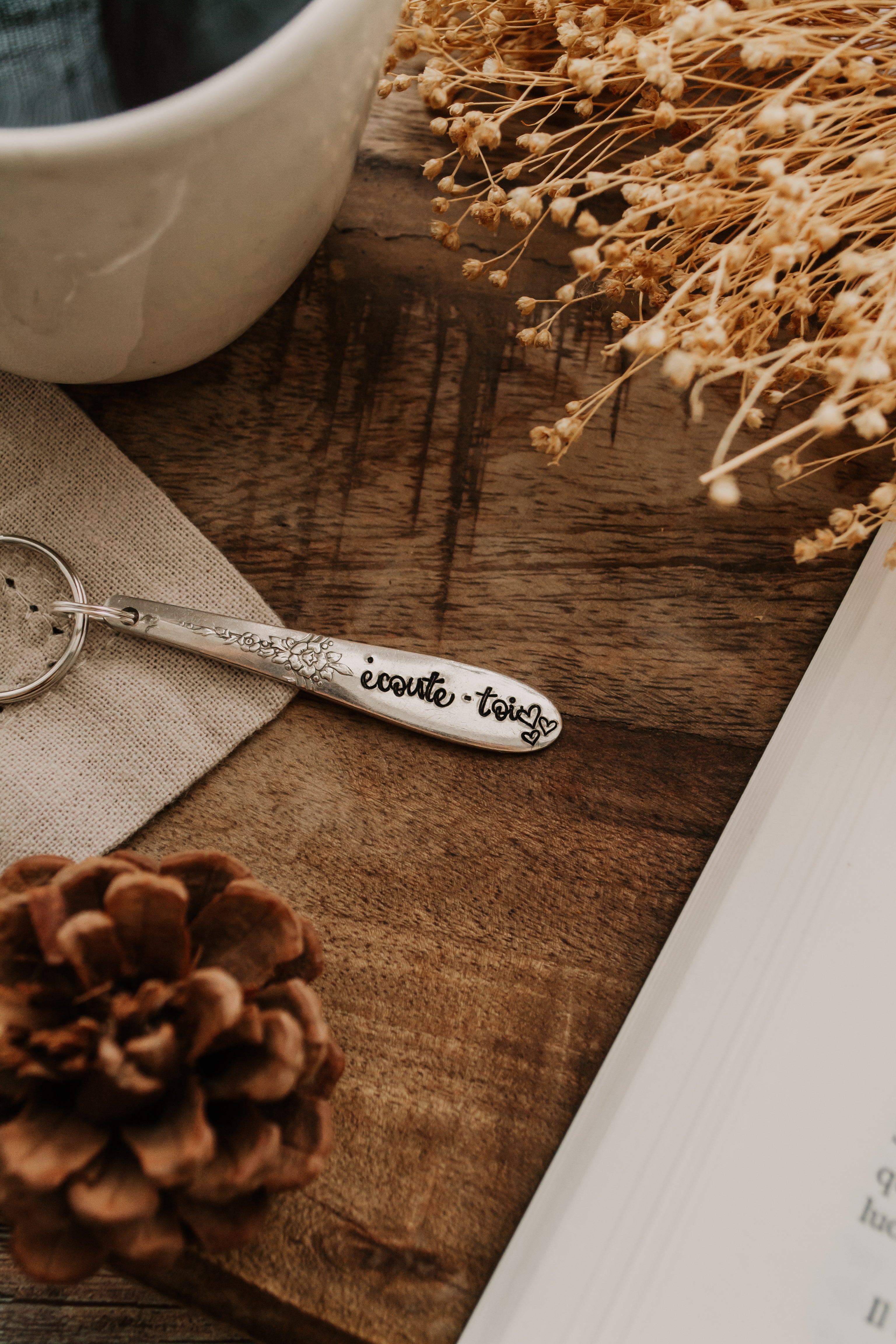 Porte-clé fleuri "écoute-toi" - sous le sable design - grisbleu