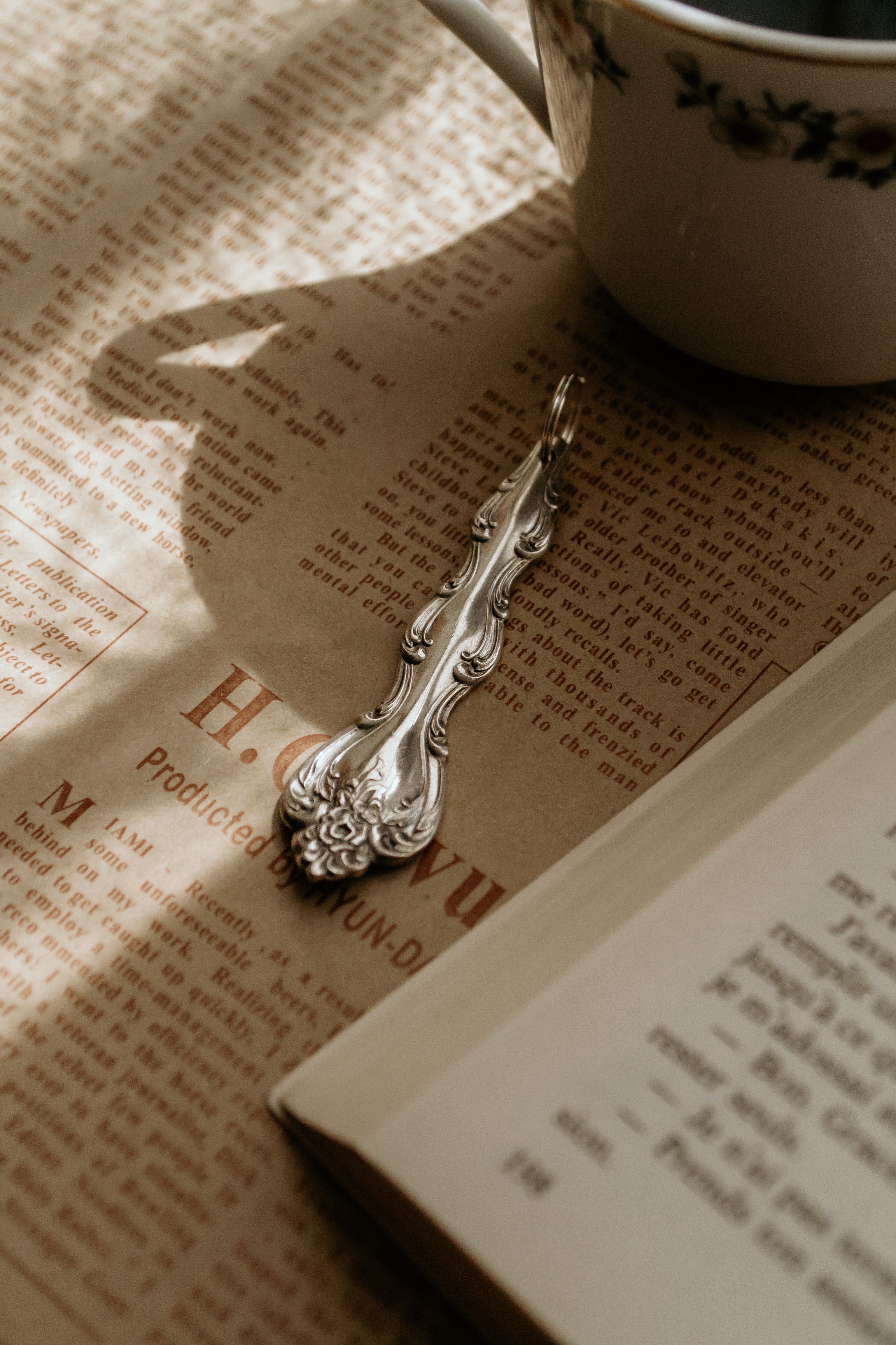 Porte-clé fleuri non gravé - sous le sable design - grisbleu