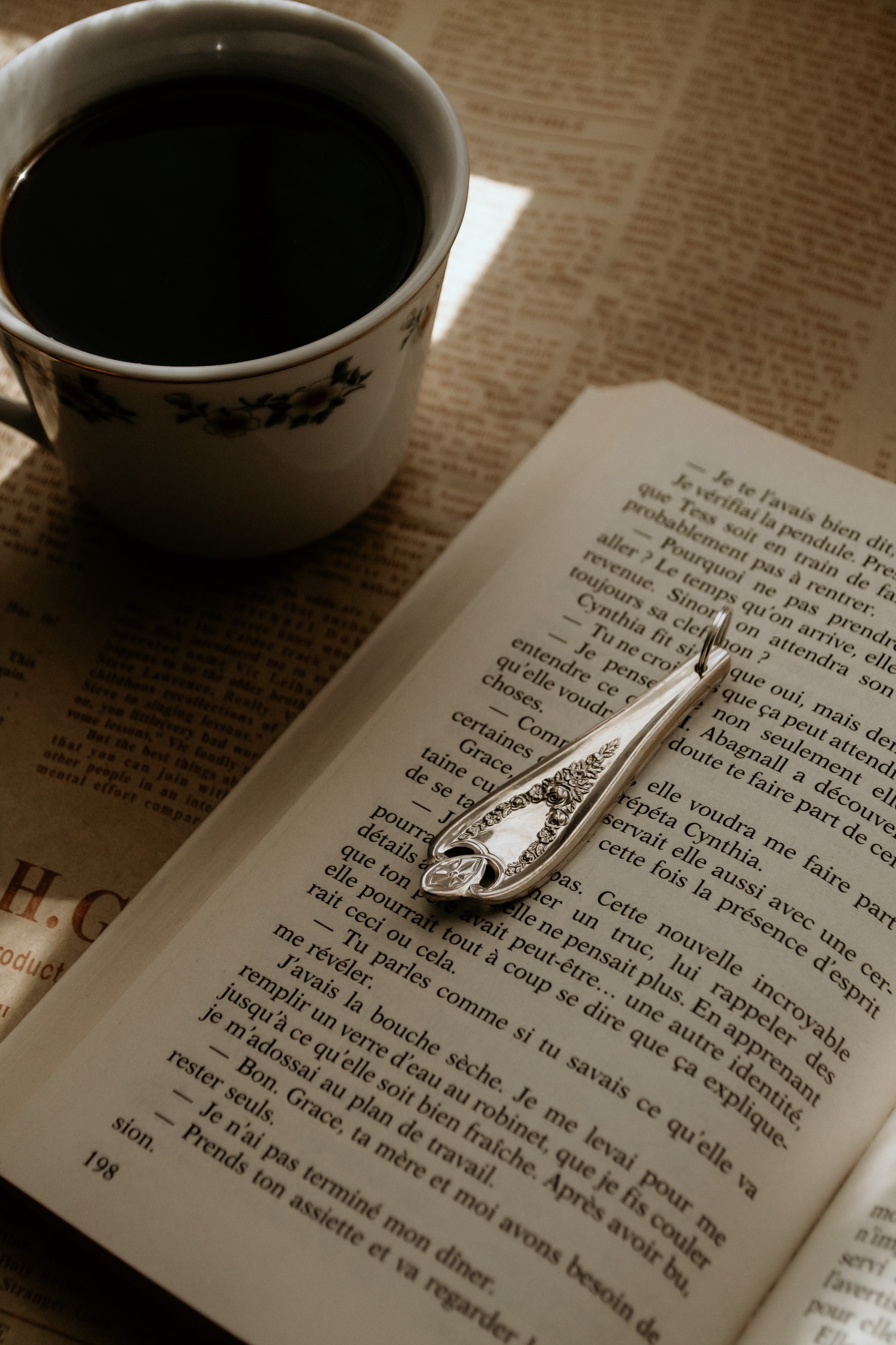 Porte-clé fleuri non gravé - sous le sable design - grisbleu