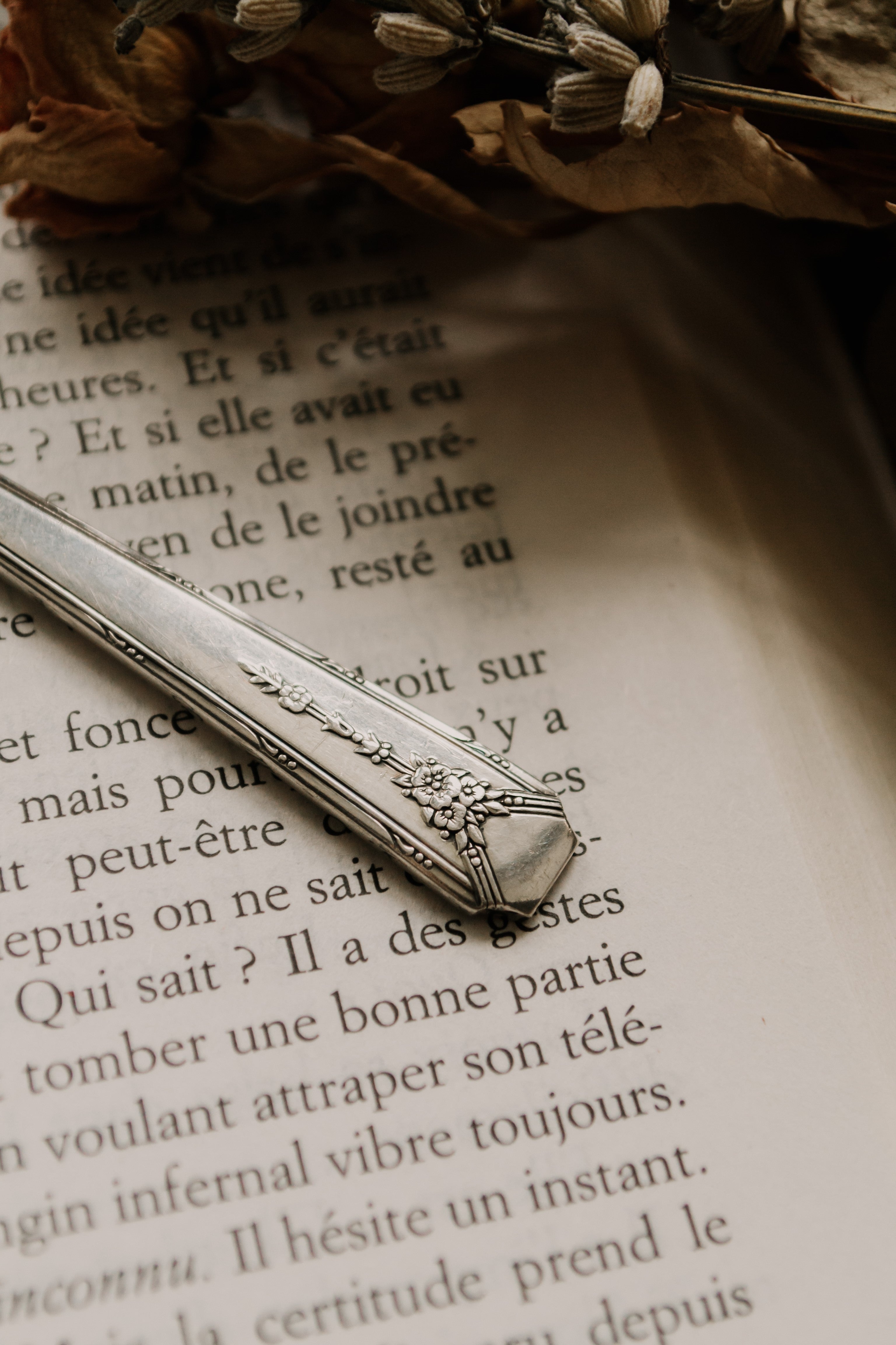 Porte-clé fleuri non gravé - sous le sable design - grisbleu