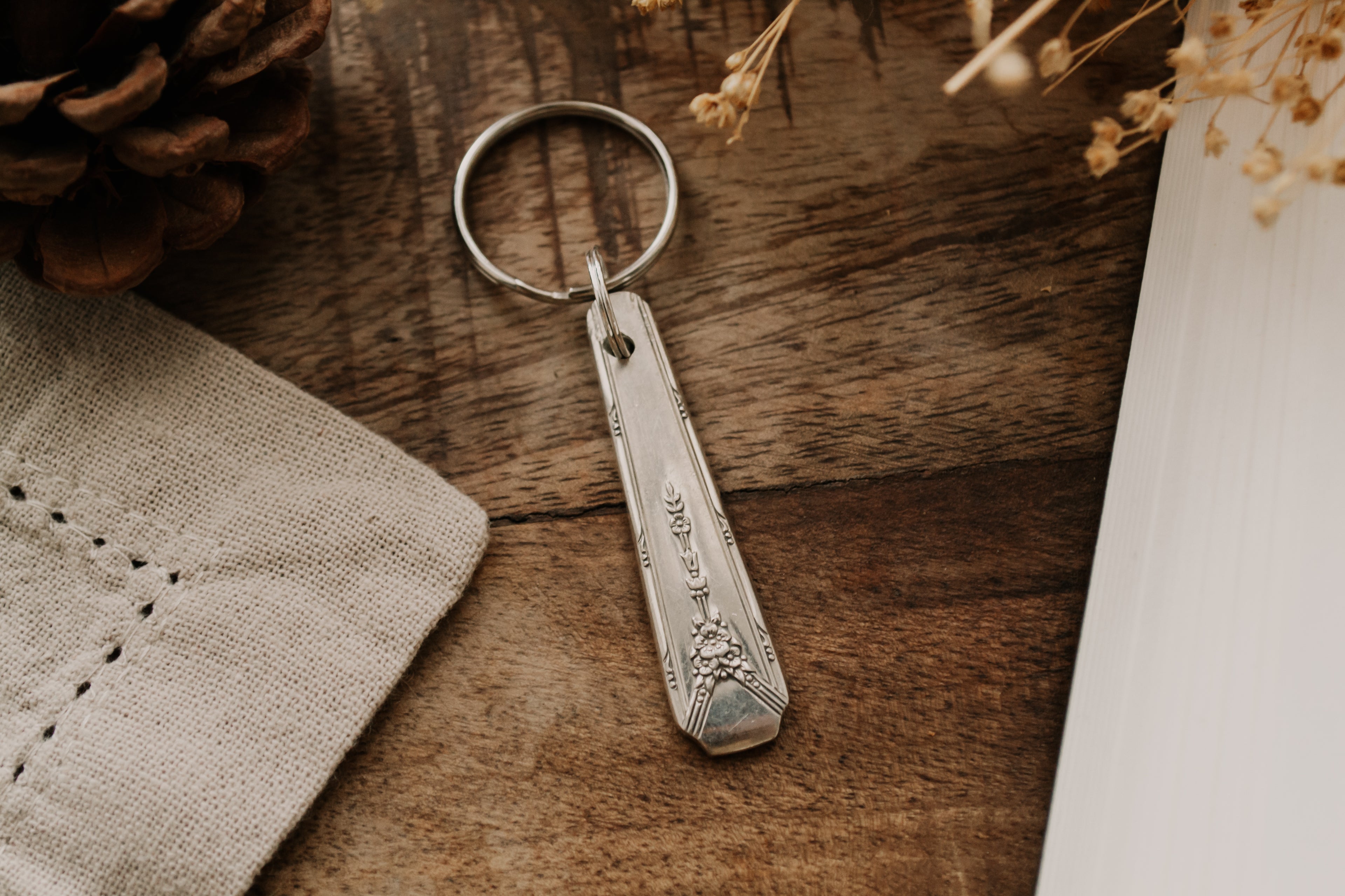 Porte-clé fleuri non gravé - sous le sable design - grisbleu