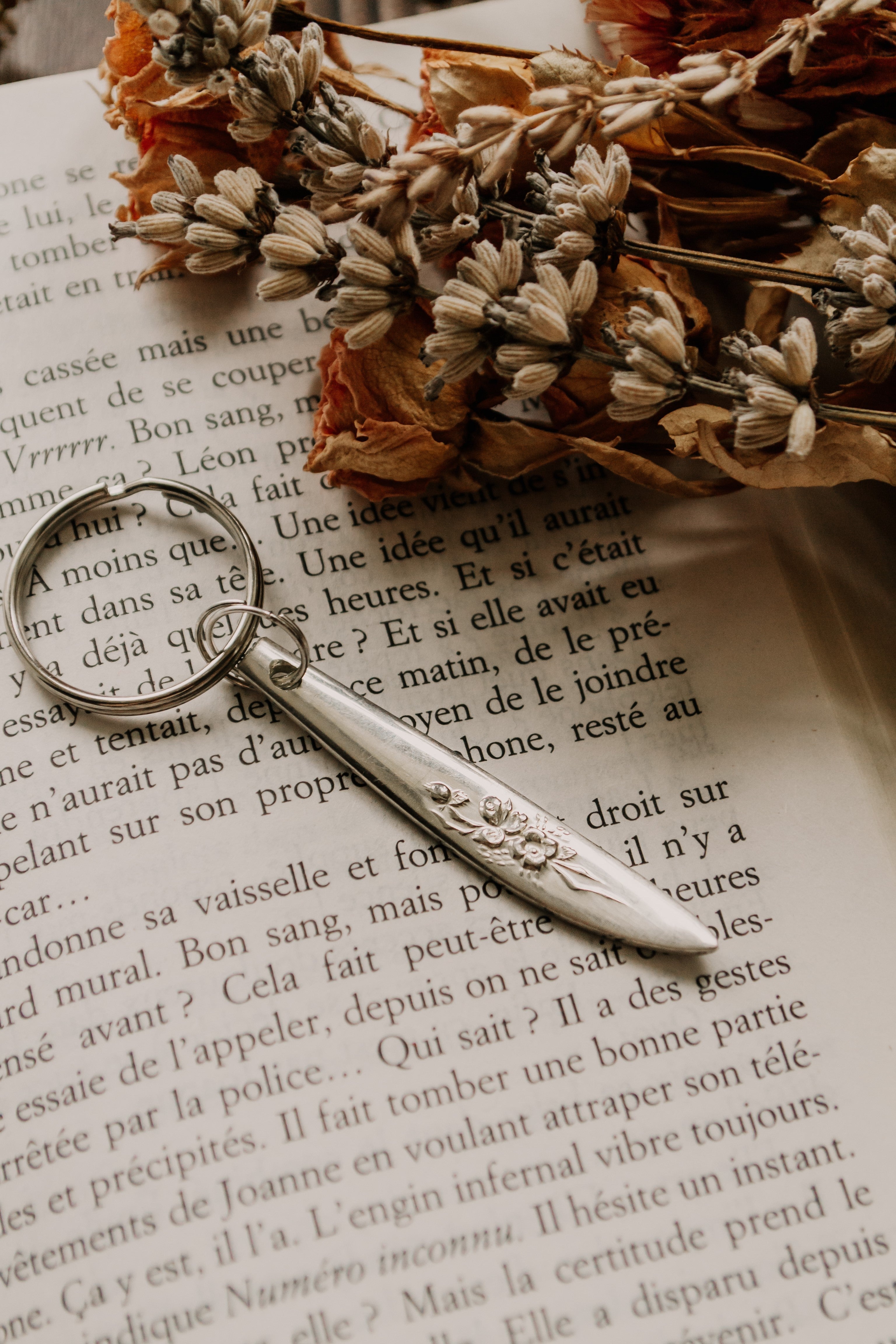 Porte-clé fleuri non gravé - sous le sable design - grisbleu