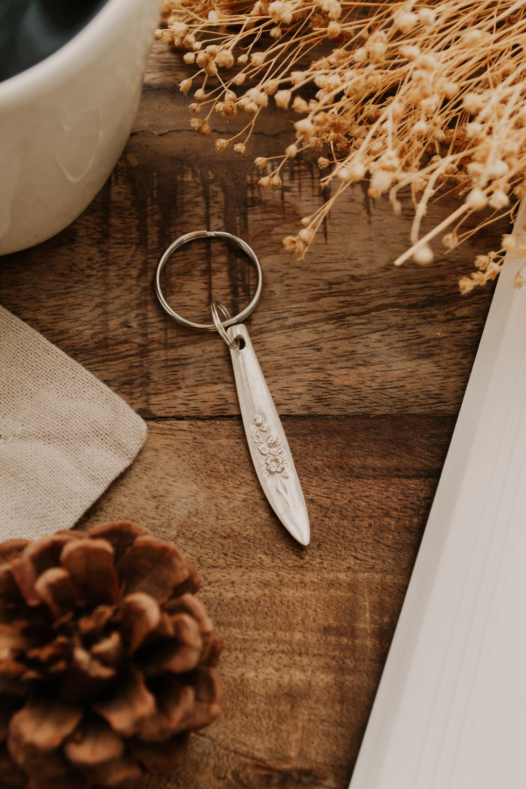 Porte-clé fleuri non gravé - sous le sable design - grisbleu