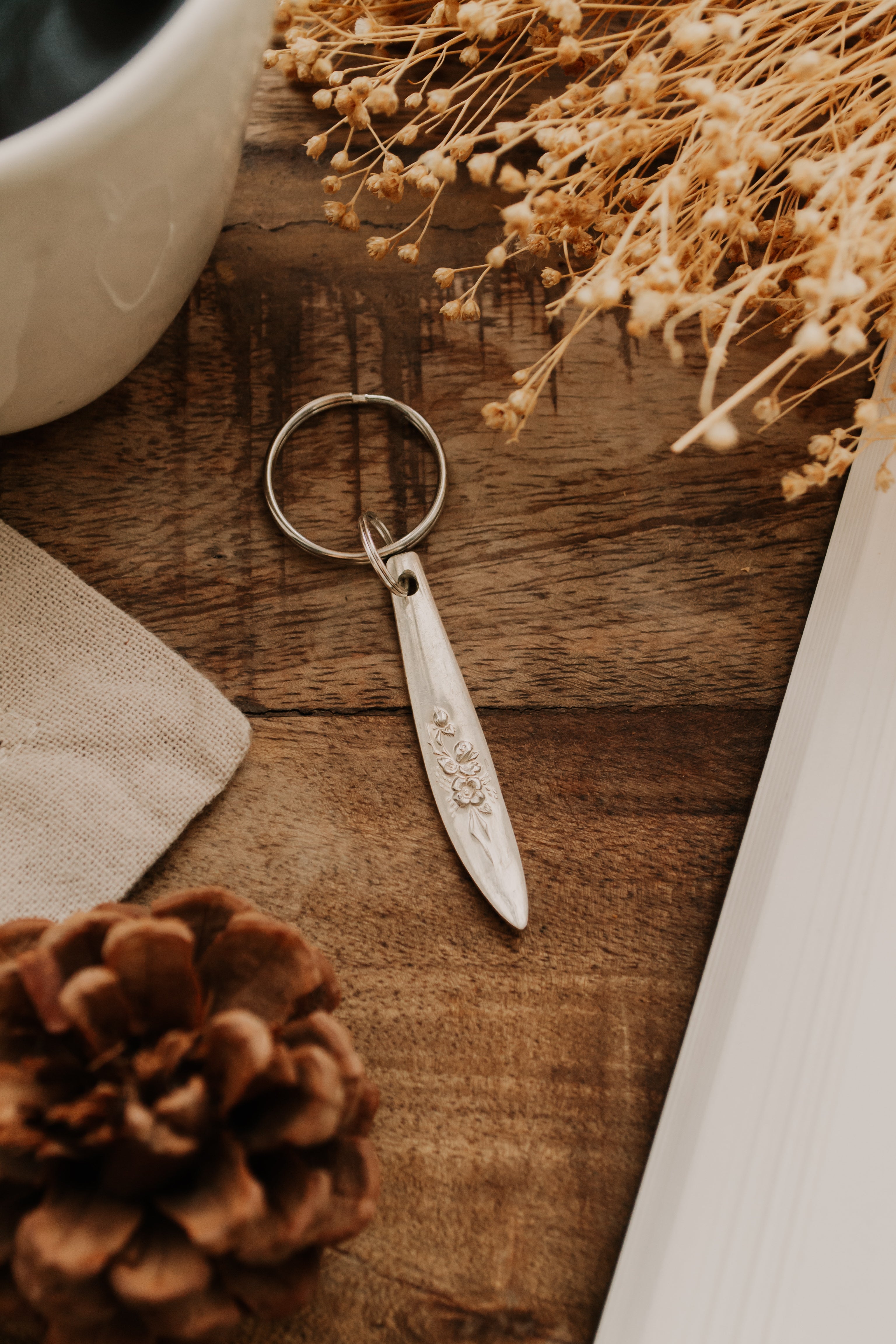 Porte-clé fleuri non gravé - sous le sable design - grisbleu