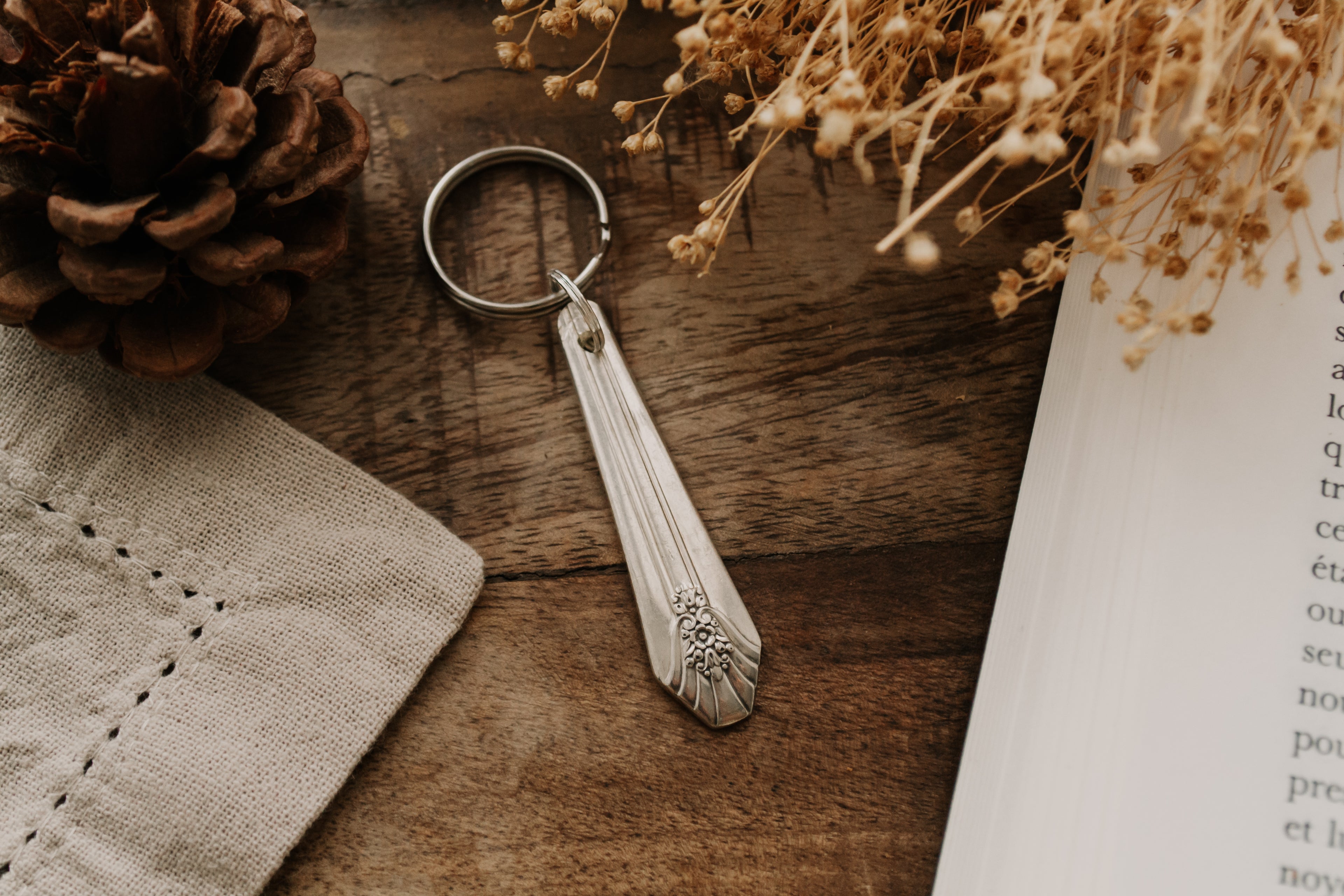 Porte-clé fleuri non gravé - sous le sable design - grisbleu