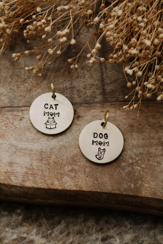 Porte-clé "DOG mom" - sous le sable design - grisbleu