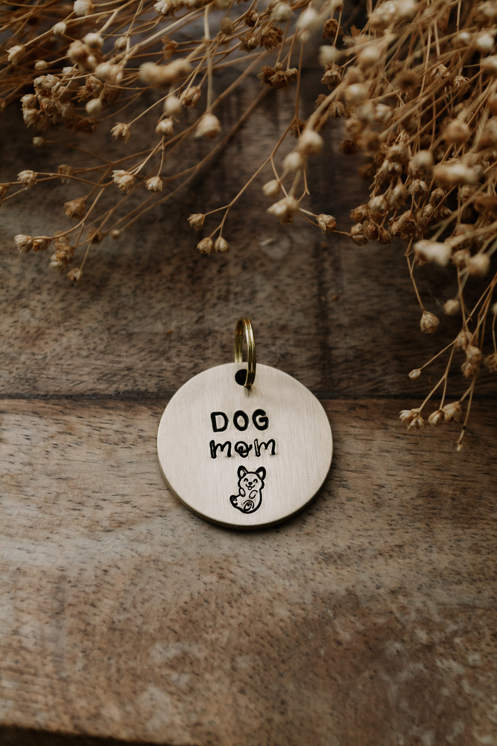 Porte-clé "DOG mom" - sous le sable design - grisbleu