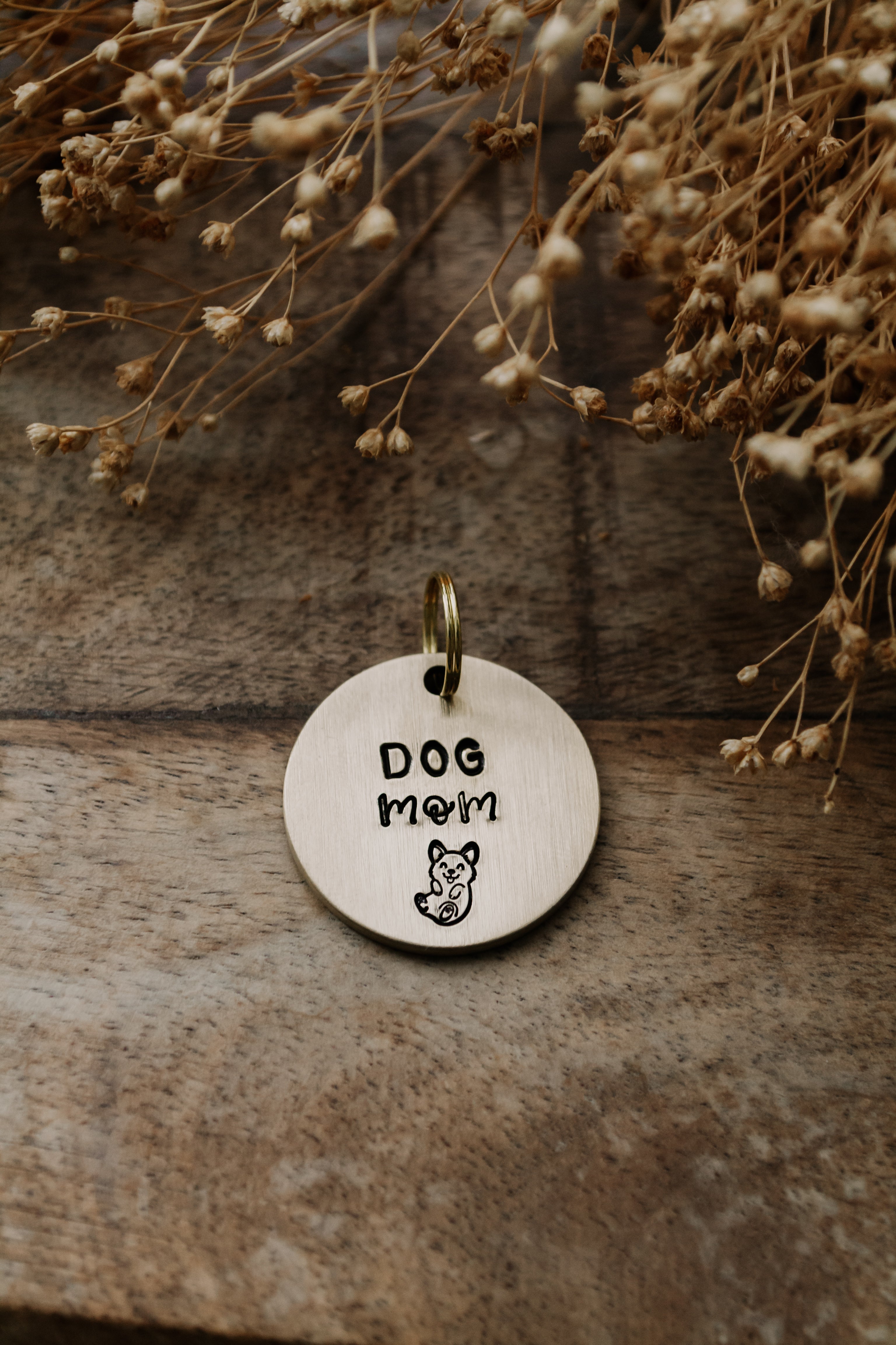 Porte-clé "DOG mom" - sous le sable design - grisbleu
