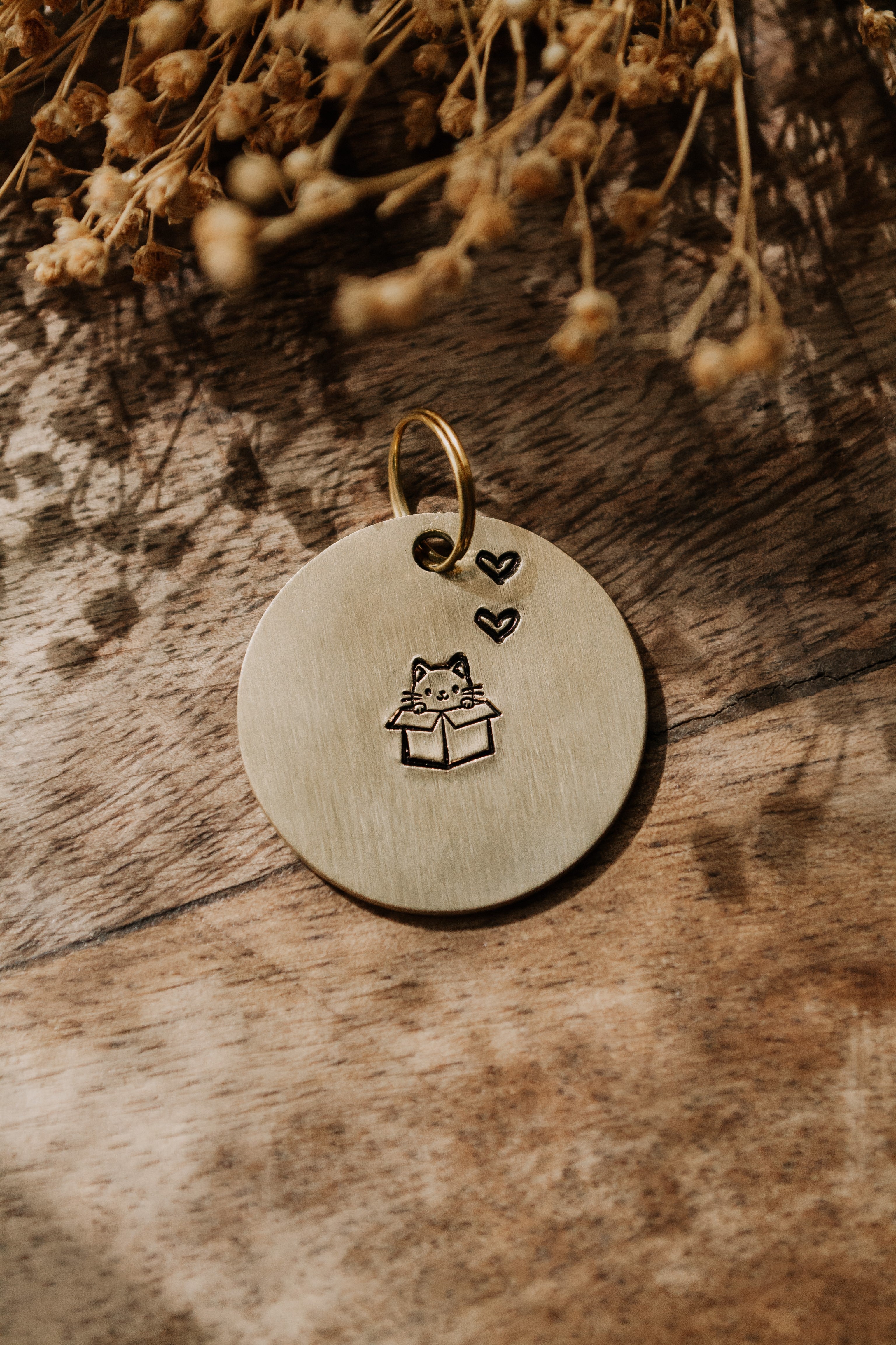 Porte-clé "petit chat" - sous le sable design - grisbleu