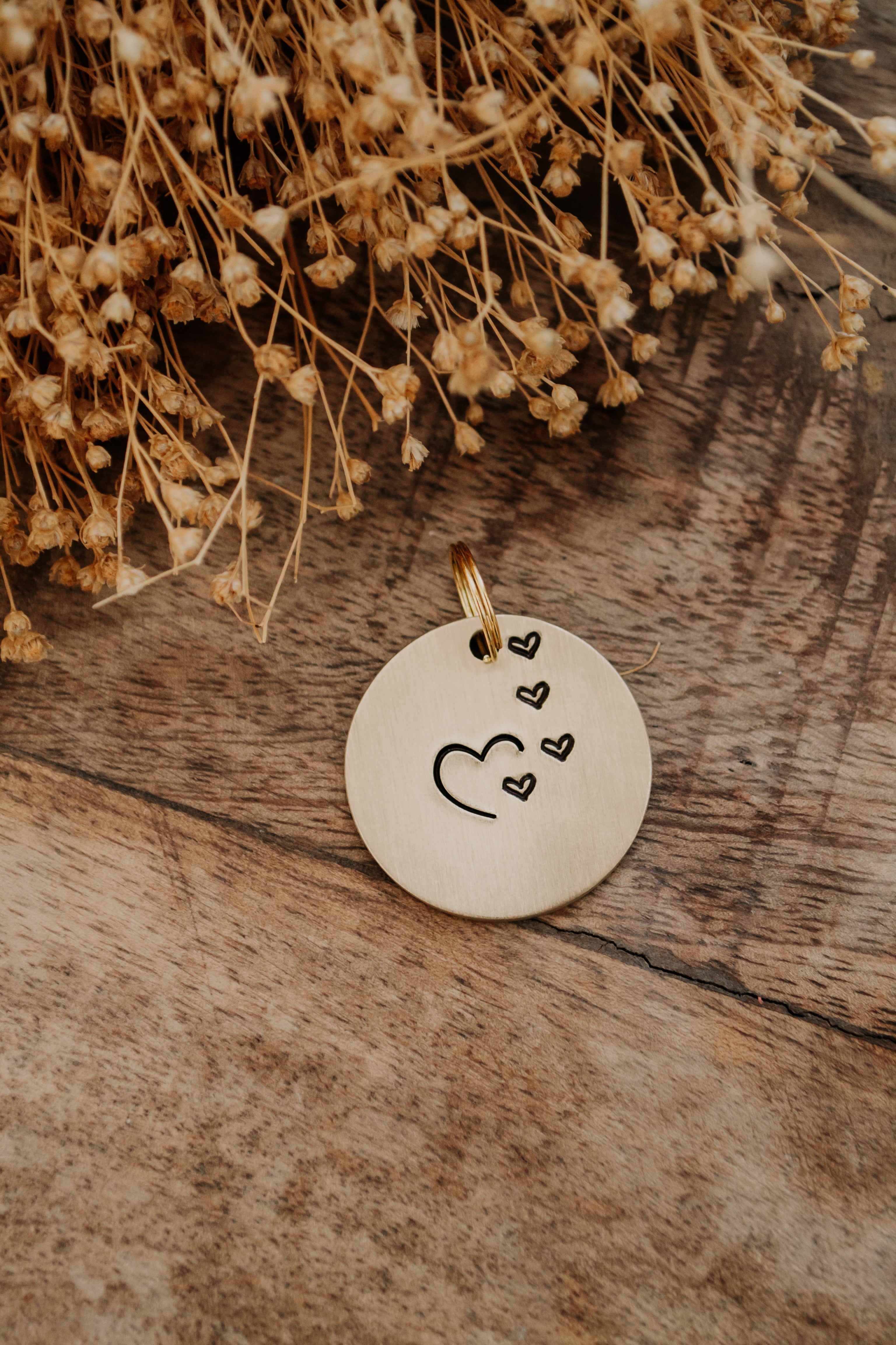 Porte-clé "plein de coeurs" - sous le sable design - grisbleu