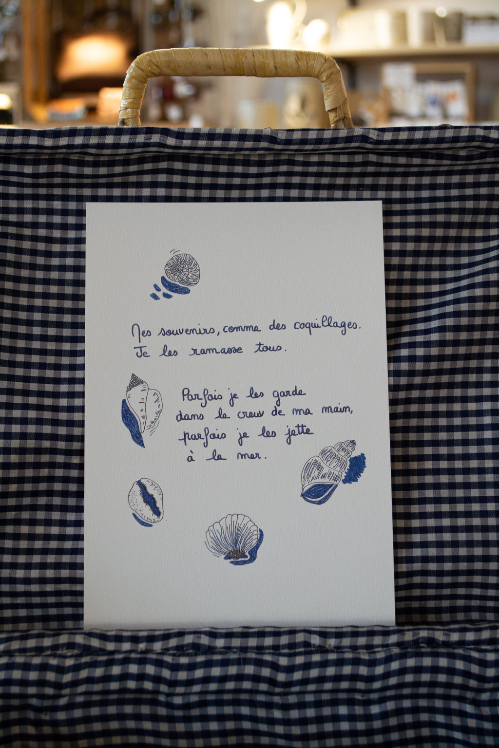 Affiche poétique : "Mes souvenirs, comme des coquillages" - Grisbleu - sous le sable design - grisbleu
