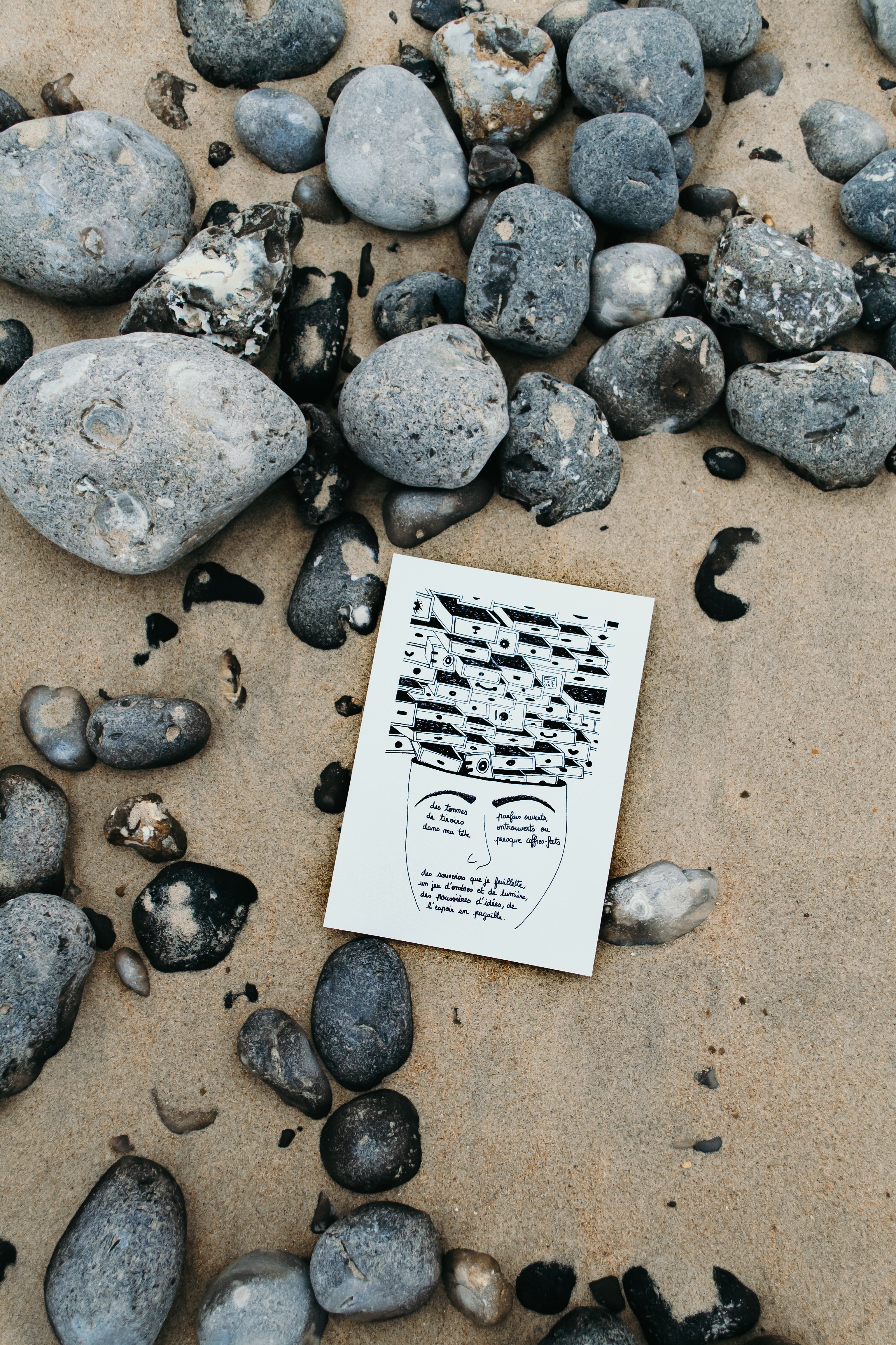 Affiche poétique "des tonnes de tiroirs dans ma tête" - Grisbleu - sous le sable design - grisbleu