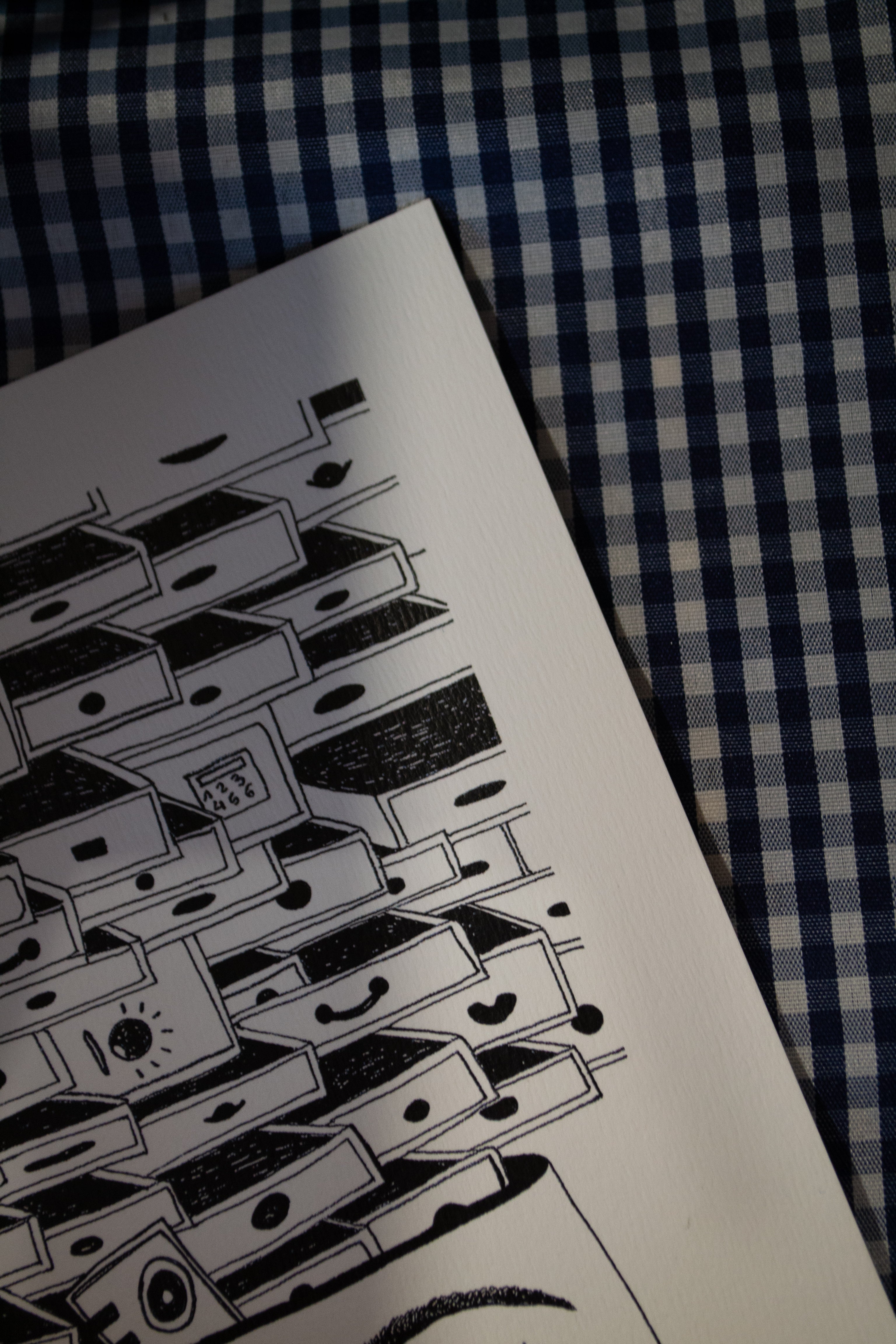 Affiche poétique "des tonnes de tiroirs dans ma tête" - Grisbleu - sous le sable design - grisbleu