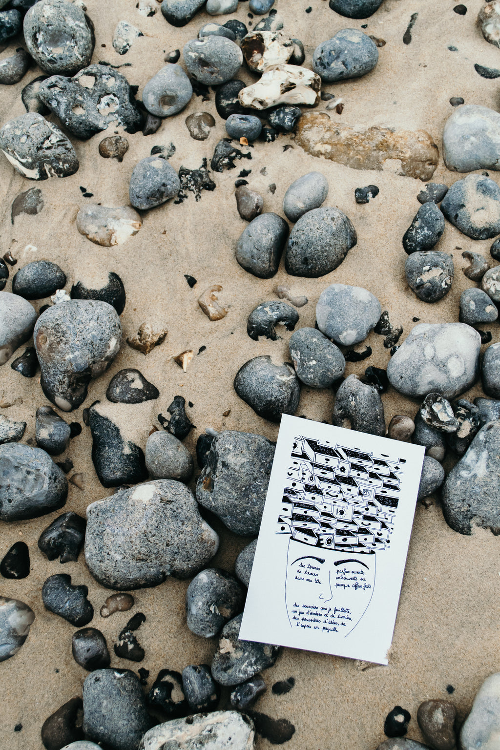 Affiche poétique "des tonnes de tiroirs dans ma tête" - Grisbleu - sous le sable design - grisbleu