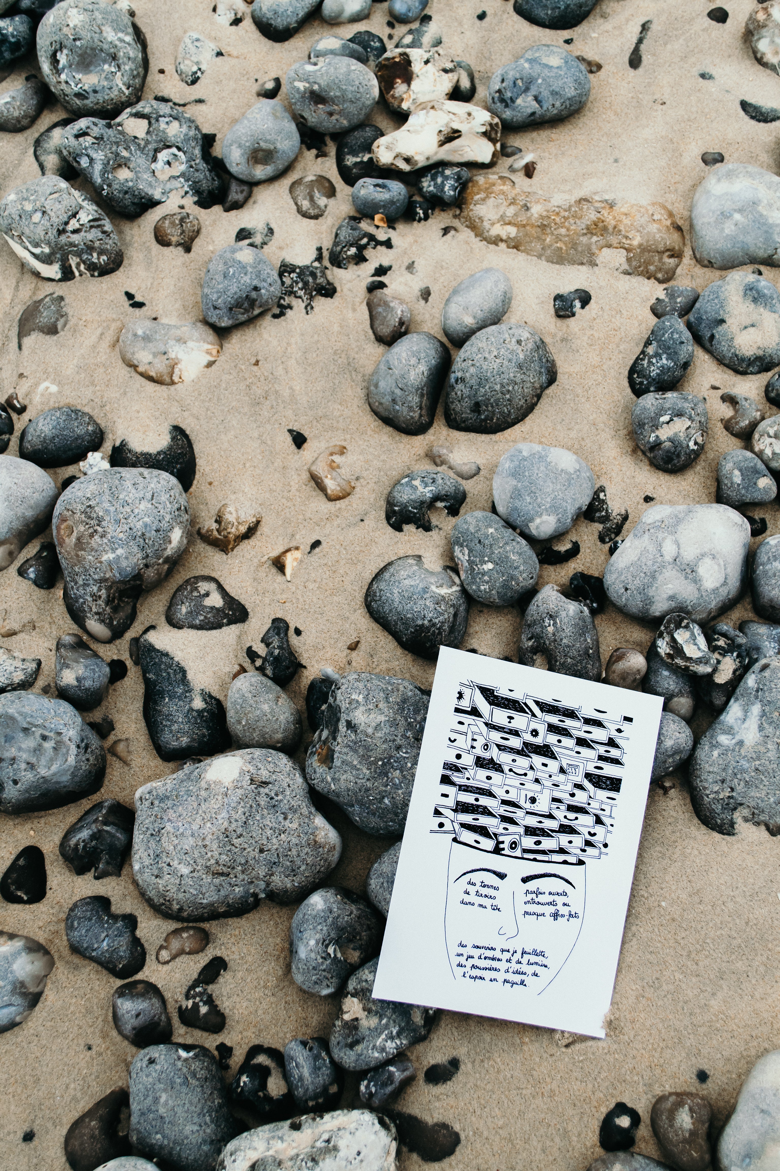 Affiche poétique "des tonnes de tiroirs dans ma tête" - Grisbleu - sous le sable design - grisbleu