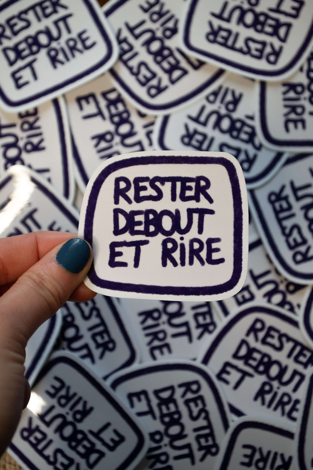 Stickers "RESTER DEBOUT ET RIRE" - sous le sable design - grisbleu