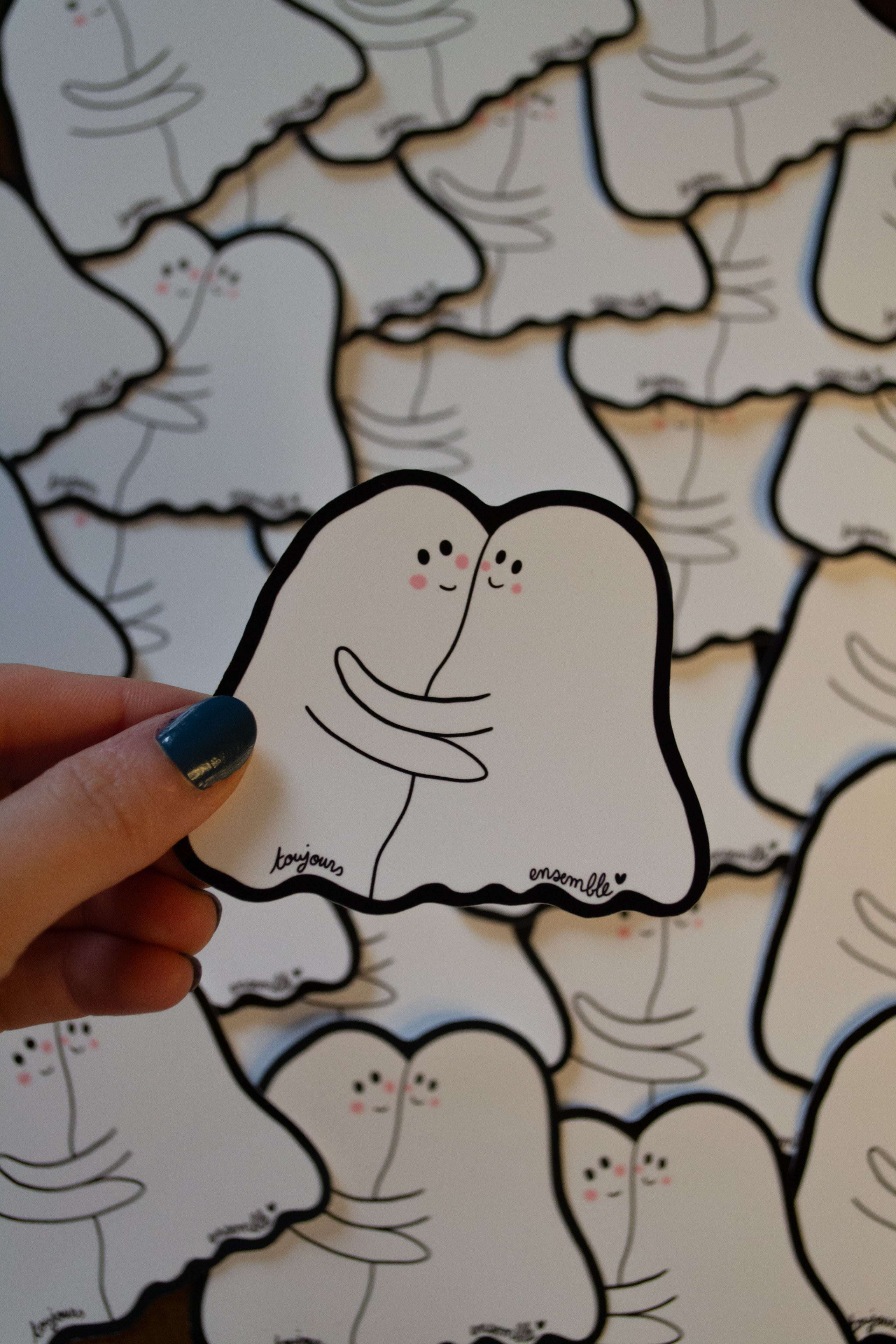 stickers de deux petits fantômes qui se font un câlin et la phrase "toujours ensemble"