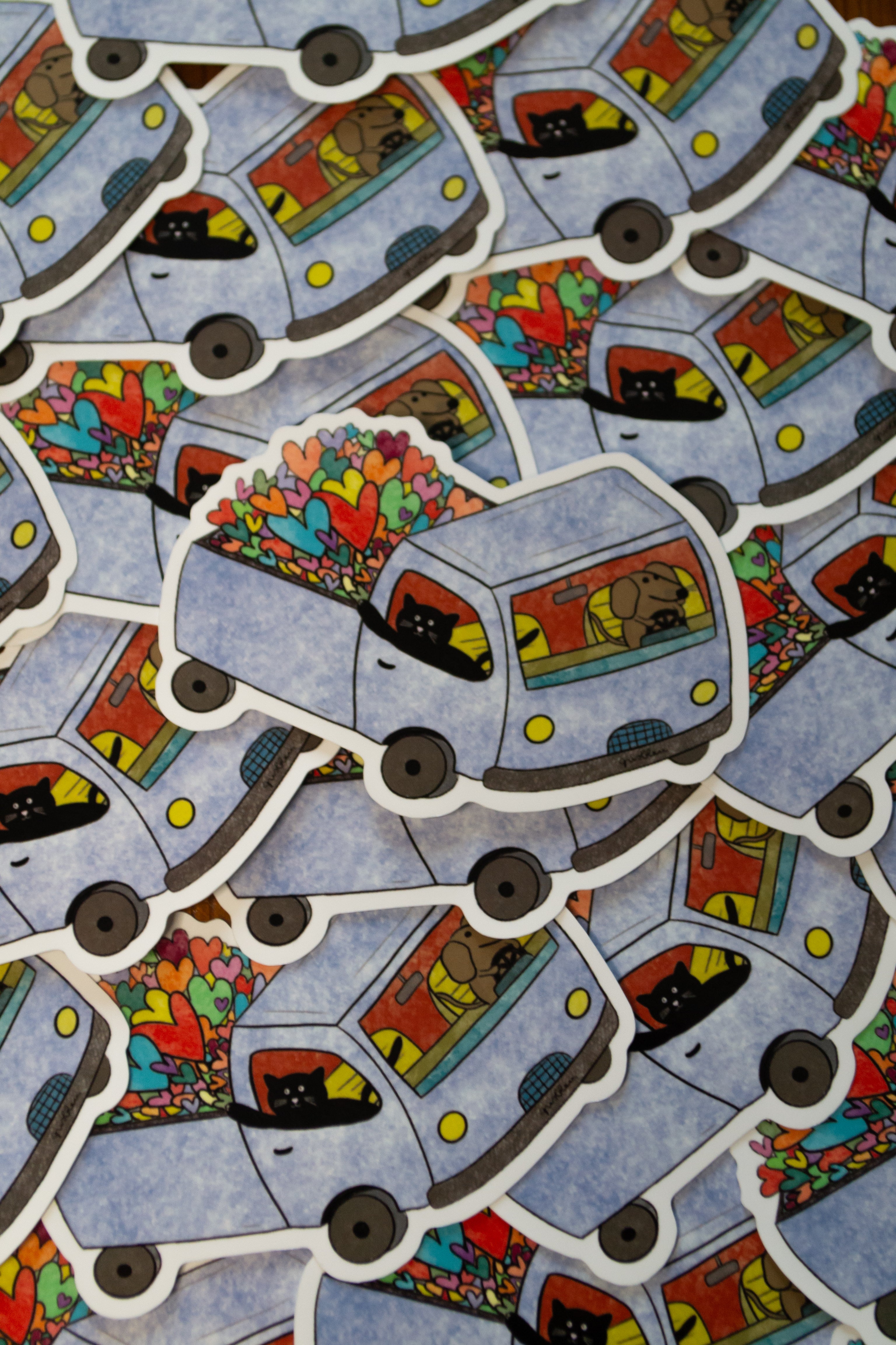 Autocollant camion conduit par un chat et un chien avec une remorque pleine de coeurs - grisbleu 