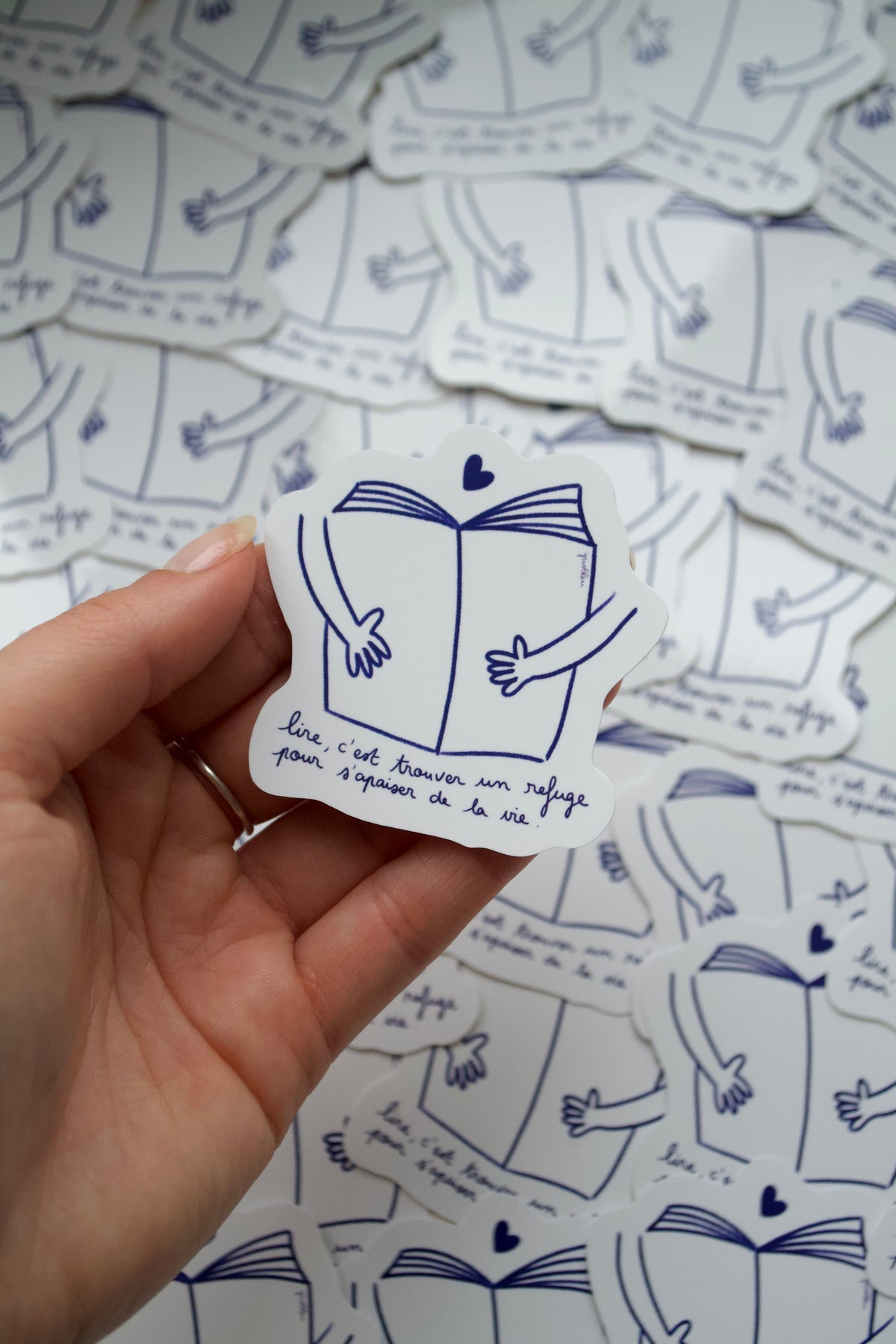 Stickers "Lire c'est trouver un refuge pour s'apaiser de la vie"